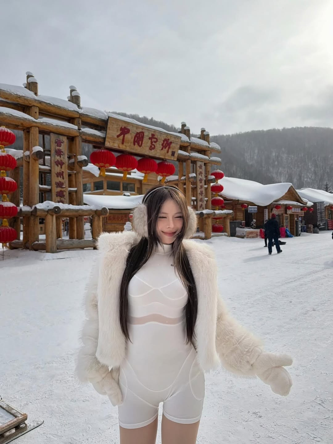 Trong những khung hình mới nhất, cô nàng không chỉ khoe khéo visual cực phẩm mà còn khiến dân mạng 'đứng ngồi không yên' bởi thần thái sang chảnh, nổi bật hoàn toàn giữa nền tuyết trắng và sắc đỏ rực rỡ của những chiếc đèn lồng đặc trưng xứ Trung. (Ảnh: IGNV)