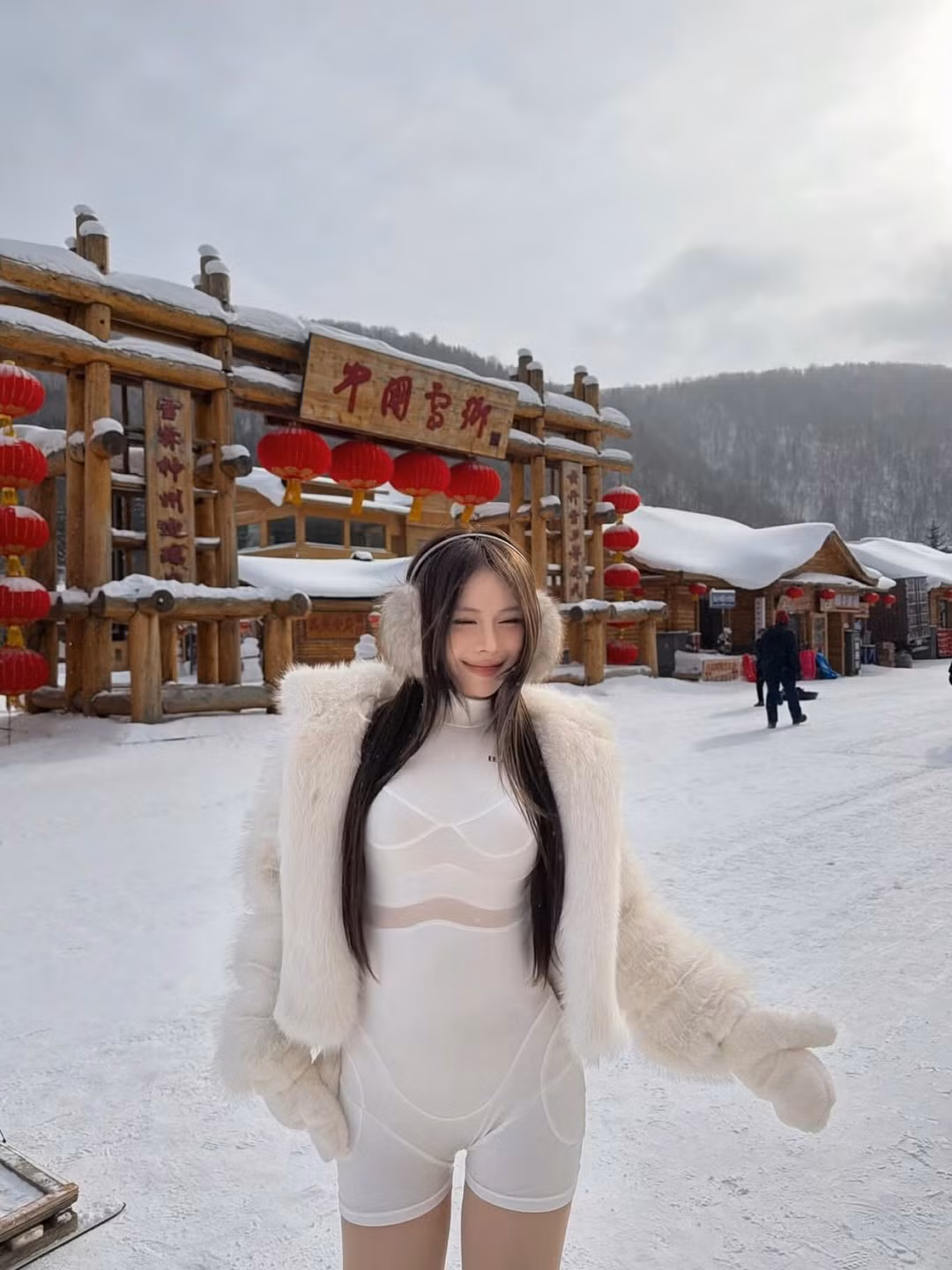 Trong những khung hình mới nhất, cô nàng không chỉ khoe khéo visual cực phẩm mà còn khiến dân mạng 'đứng ngồi không yên' bởi thần thái sang chảnh, nổi bật hoàn toàn giữa nền tuyết trắng và sắc đỏ rực rỡ của những chiếc đèn lồng đặc trưng xứ Trung. (Ảnh: IGNV)