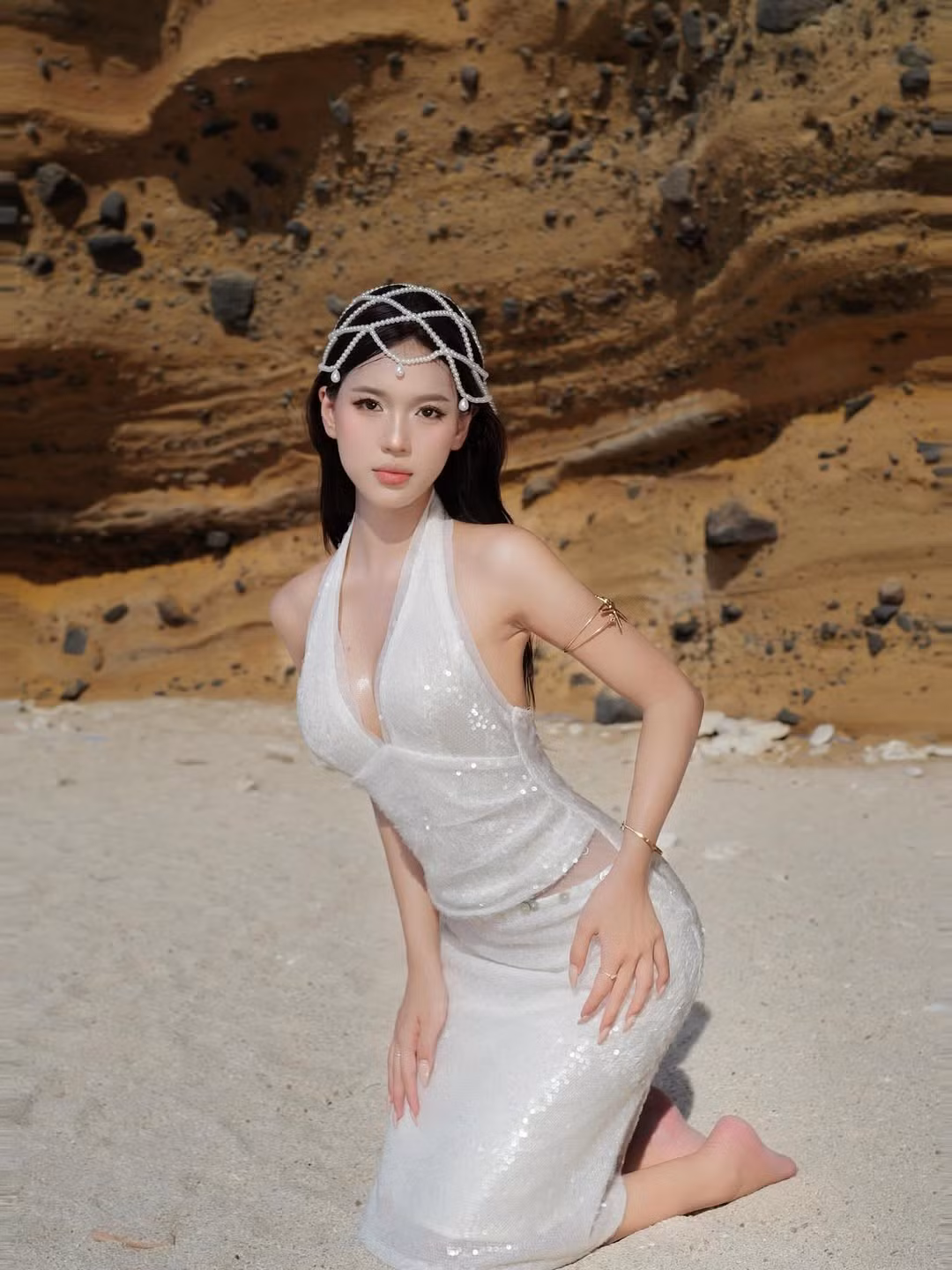 Phong cách thời trang của Wyn Anh rất đa dạng và không bó buộc trong một khuôn khổ cụ thể. Cô có thể diện những bộ đồ "bánh bèo" dịu dàng, nữ tính nhưng cũng không ngại thử sức với những trang phục cá tính, gợi cảm với các đường cắt xẻ táo bạo để khoe vóc dáng quyến rũ.