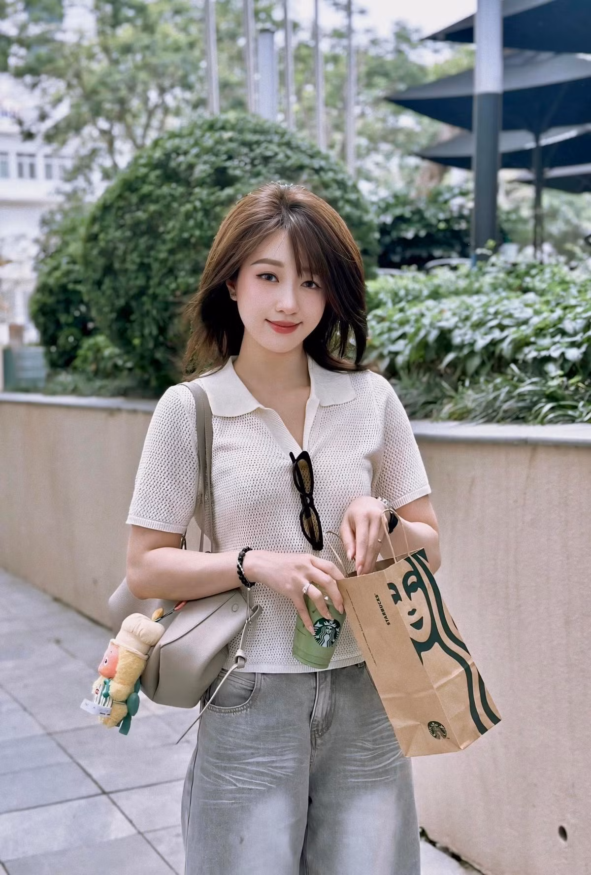 Mái tóc bob ngang vai được uốn nhẹ, gương mặt trang điểm trong veo và nụ cười ngọt ngào của cô nàng khiến ai nhìn cũng phải xiêu lòng.(Ảnh: Facebook Hà Kim)