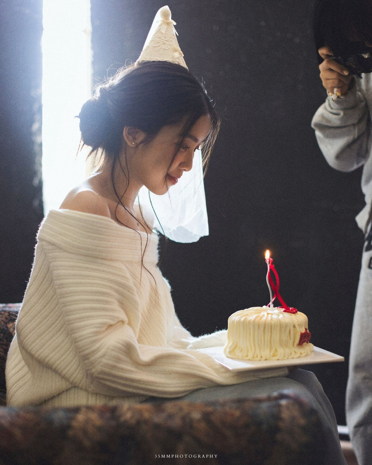 Mới đây, gái xinh được mệnh danh "nàng thơ" trong lòng người hâm mộ - Trịnh Hà Vi đã chia sẻ bộ ảnh kỷ niệm cột mốc tuổi 25. Không cầu kỳ, hoa lệ, bộ ảnh mang đậm phong cách vintage, ấm cúng nhưng lại ghi điểm tuyệt đối nhờ visual "không góc chết" và thần thái rạng rỡ của cô nàng. (Ảnh: FBNV)