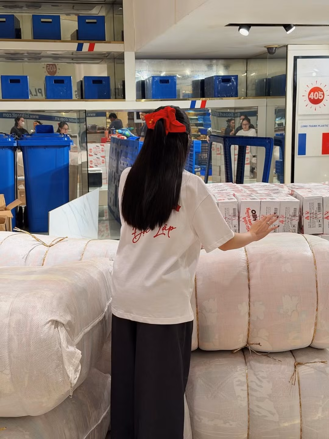 Chia sẻ trên trang cá nhân, Joyce Phạm bày tỏ dù chỉ góp được "một chút," nhưng cô nhấn mạnh "nhiều tay làm nên việc lớn" và mong bà con "đỡ bớt khổ, bớt lo một phần nào." (Ảnh: IGNV)