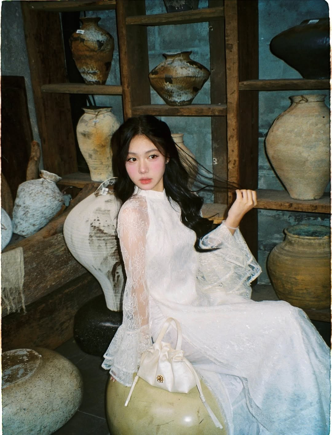 Mới đây, "nàng thơ" ấy lại một lần nữa khiến netizen "dậy sóng" khi rũ bỏ vẻ ngoài mạnh mẽ để khoác lên mình tà áo dài truyền thống đầy dịu dàng. (Ảnh: IGNV)