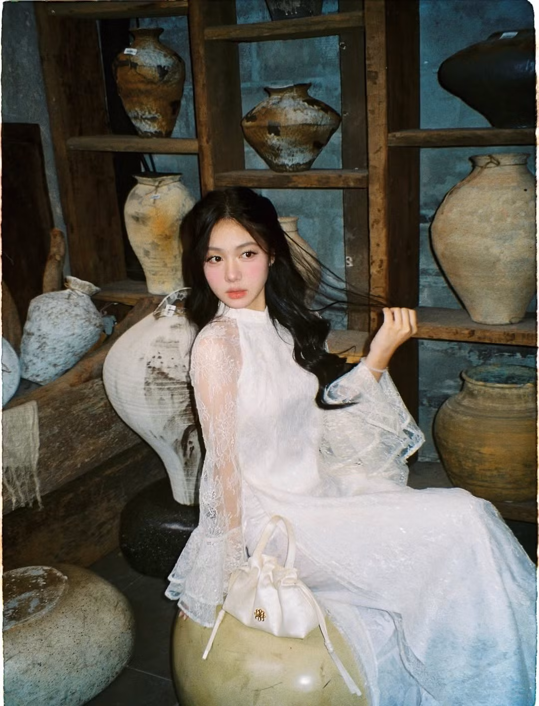 Mới đây, "nàng thơ" ấy lại một lần nữa khiến netizen "dậy sóng" khi rũ bỏ vẻ ngoài mạnh mẽ để khoác lên mình tà áo dài truyền thống đầy dịu dàng. (Ảnh: IGNV)