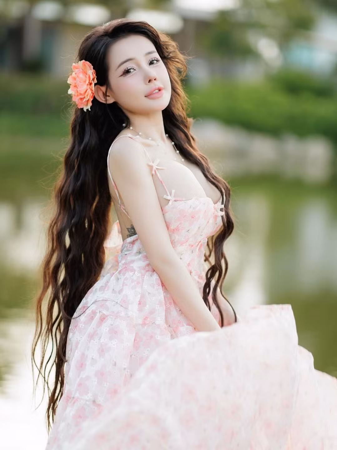 Tuy nhiên, dù diện trang phục "kín đáo" hơn so với thường lệ, Ngân 98 vẫn giữ được "chất" riêng khi khéo léo khoe vòng 1 căng đầy, nổi bật.