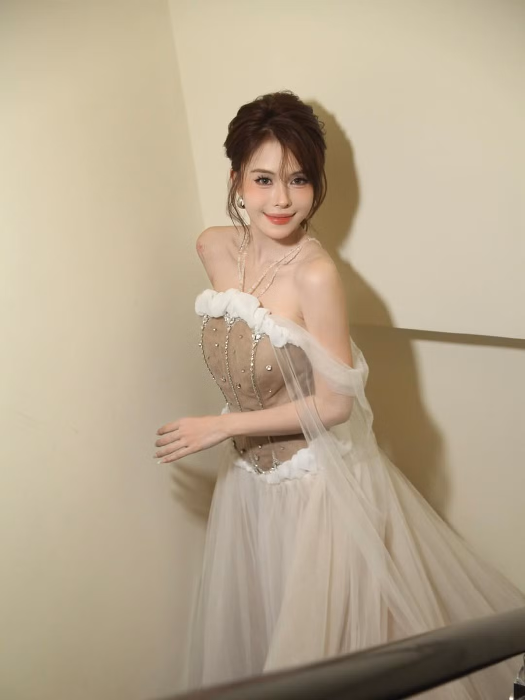 Trước đó cách không lâu, cô cũng khiến cộng đồng mạng bất ngờ khi đăng tải video khoe mới tậu chiếc xế hộp Mercedes-Benz sang trọng ở tuổi 22. Việc Võ Nữ Ngân Hà sở hữu một chiếc xe sang trọng khi còn trẻ như vậy là minh chứng cho sự thành công và nỗ lực không ngừng nghỉ của cô trong vai trò Tiktoker, người sáng tạo nội dung và tài năng kinh doanh.