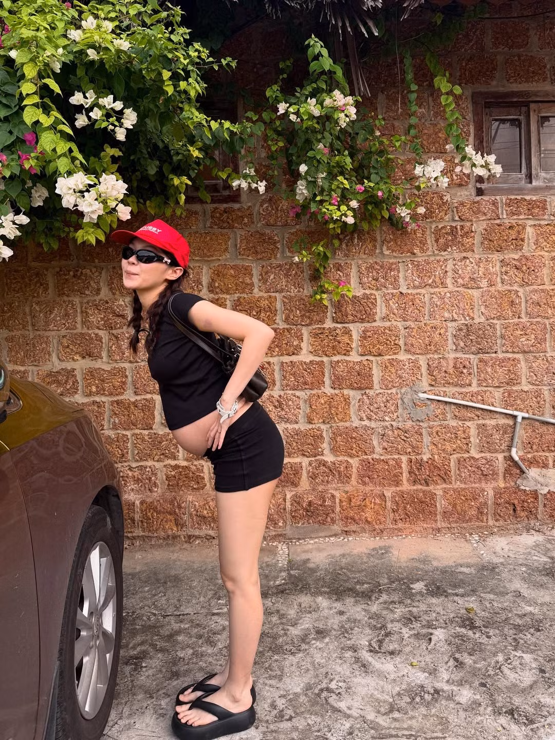 Những thiết kế áo croptop cũng được Ly Phạm ưa thích. Trong một bộ ảnh, Ly Phạm khoe vóc dáng thon gọn khi mang thai với áo croptop đen và quần short cùng màu. (Ảnh: IGNV)