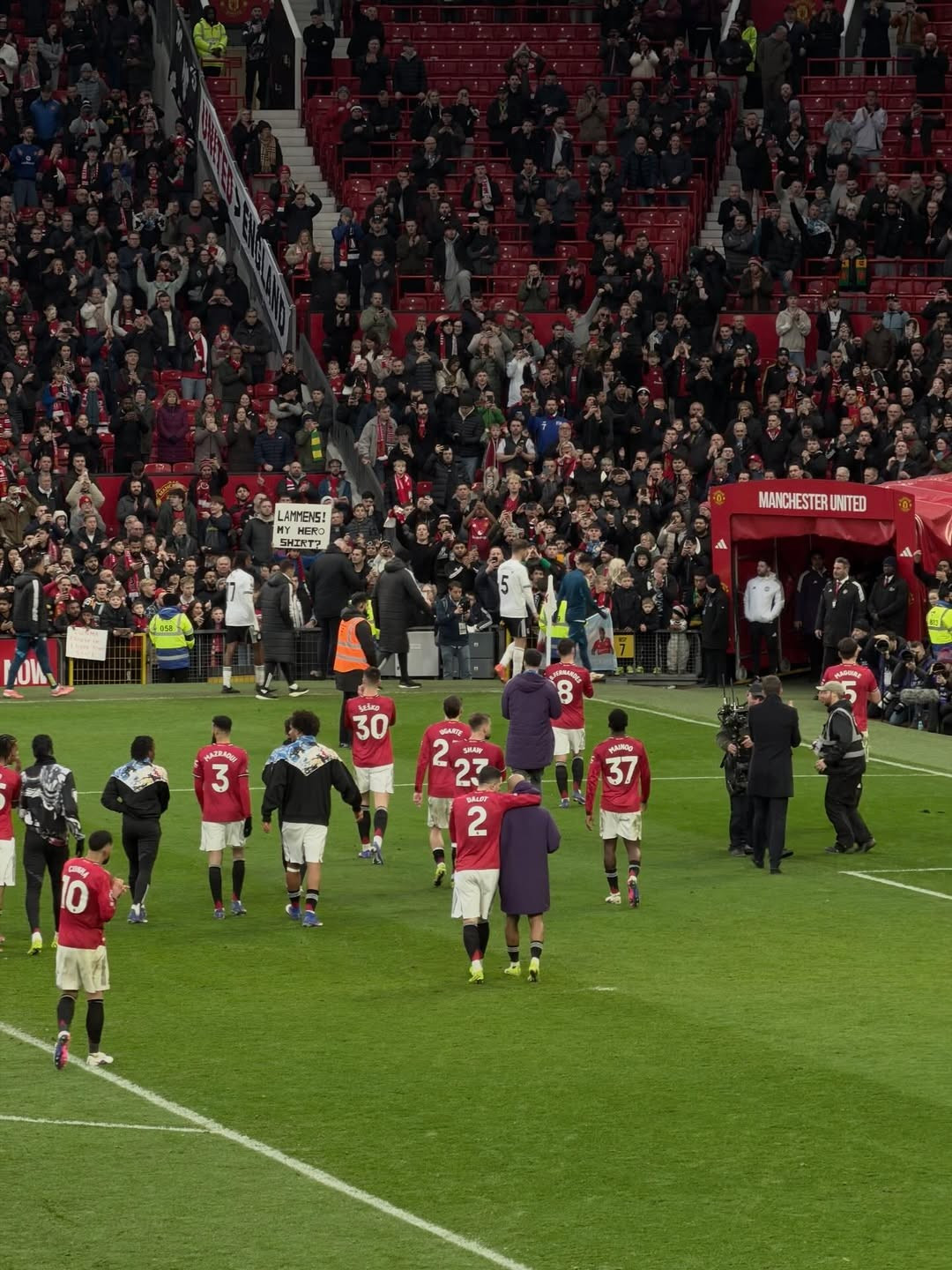 Trận đấu nghẹt thở giữa Manchester United và Fulham tại Old Trafford vừa qua đã để lại dư vị trong lòng khán giả với màn trình diễn mãn nhãn của các cầu thủ trên sân cỏ, đặc biệt là bàn thắng ấn định tỉ số ở phút bù giờ thứ 4. (Ảnh: IG @cas.naf)