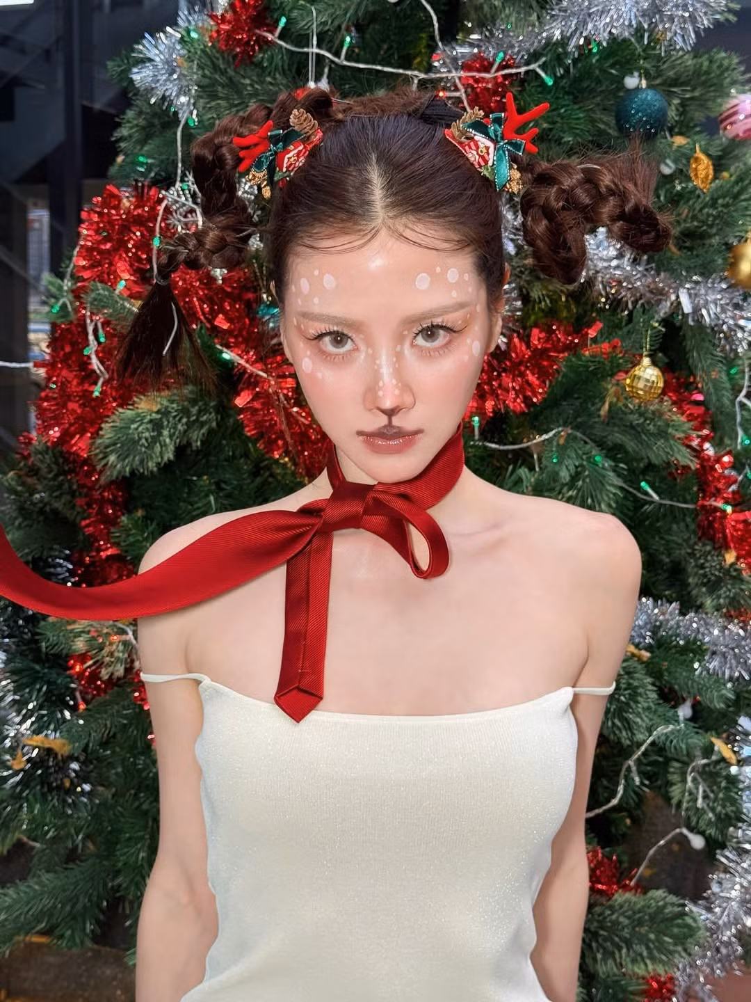 Ngay sau khi đăng tải, bộ ảnh đã nhanh chóng nhận về lượng tương tác "khủng". Cư dân mạng không tiếc lời khen ngợi cho sự biến hóa đa dạng của ngôi sao Chiếc lá cuốn bay. Dù là trong tạo hình có phần tinh nghịch và lạ mắt, Baifern vẫn giữ được nét thanh tú, sang trọng đúng chất "Ngọc nữ" màn ảnh Thái. (Ảnh: IGNV)