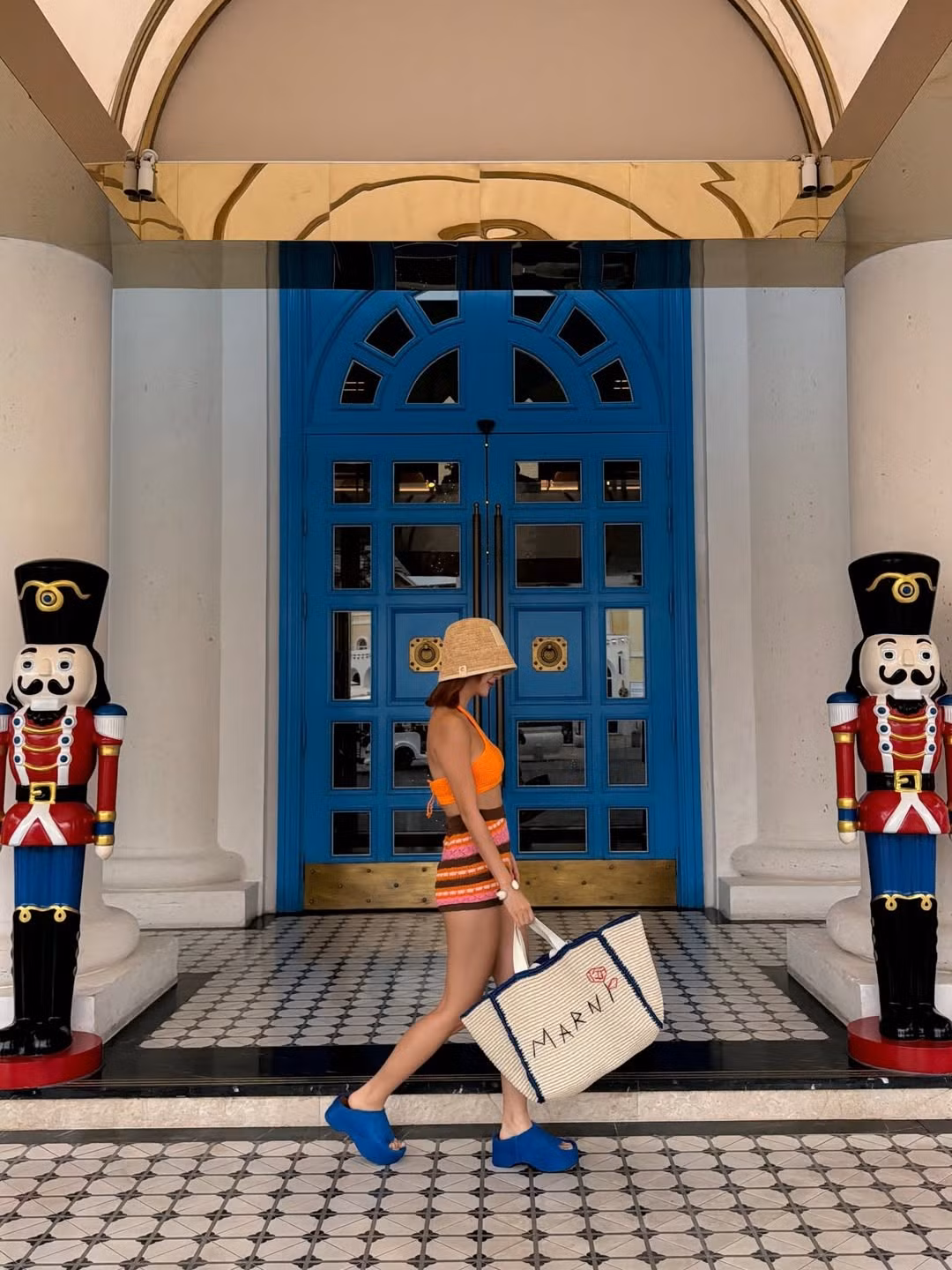 Chuyến đi không chỉ là dịp để các nghệ sĩ nạp lại năng lượng mà còn là "bữa tiệc thị giác" dành cho người hâm mộ. Bài viết của Quỳnh Anh Shyn nhanh chóng nhận về hàng chục nghìn lượt tương tác cùng vô vàn lời khen ngợi cho nhan sắc và gu thời trang "đỉnh chóp" của hội bạn thân quyền lực này. (Ảnh: IGNV)