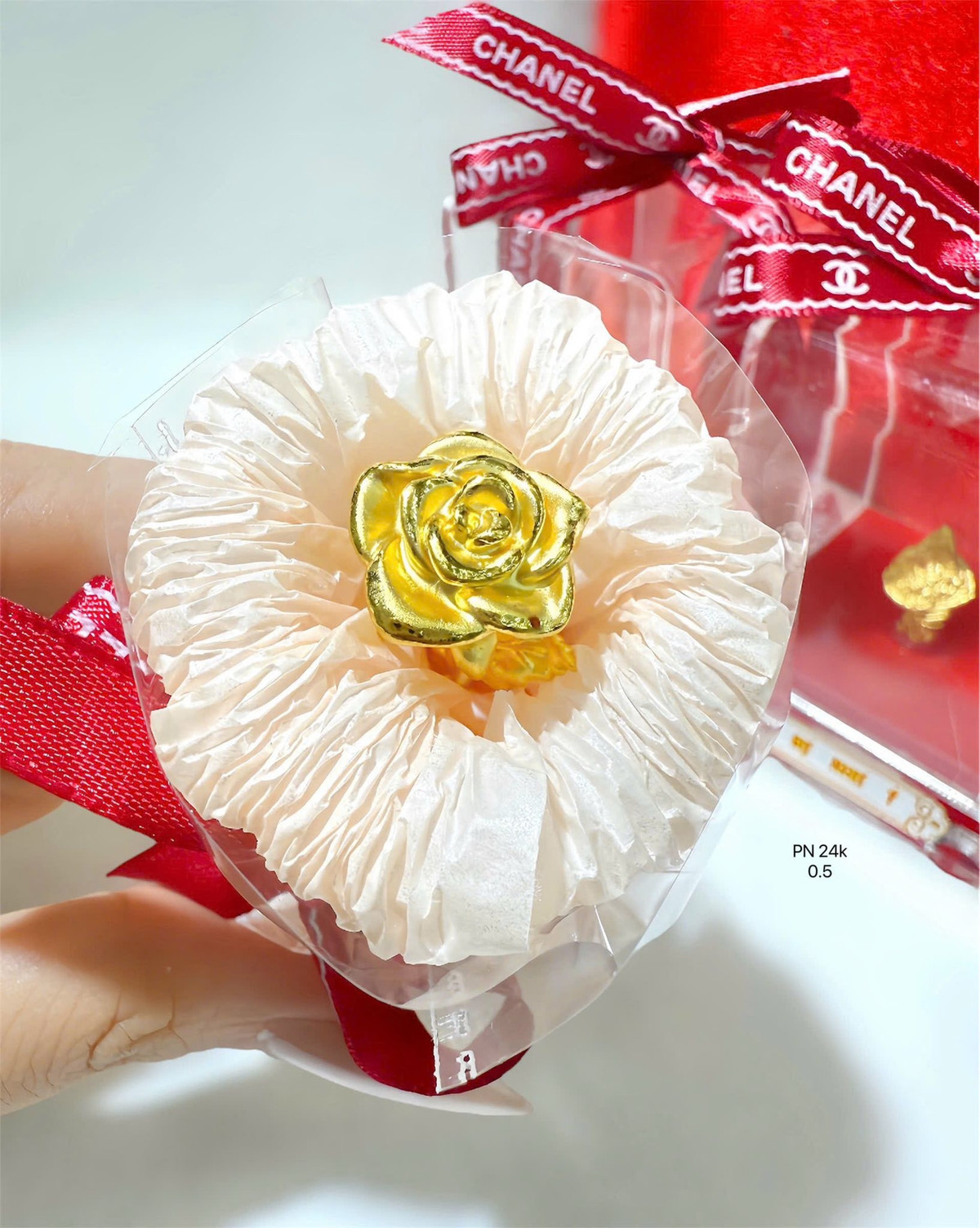 Ngày Phụ nữ Việt Nam 20/10 hàng năm luôn là dịp thị trường quà tặng trở nên sôi động. Bên cạnh những bó hoa tươi thắm, những món quà thiết thực hay trang sức lấp lánh, một xu hướng quà tặng đã và đang "lên ngôi" những năm gần đây, đặc biệt là trong bối cảnh giá vàng liên tục tăng cao, đó chính là hoa vàng 24K.