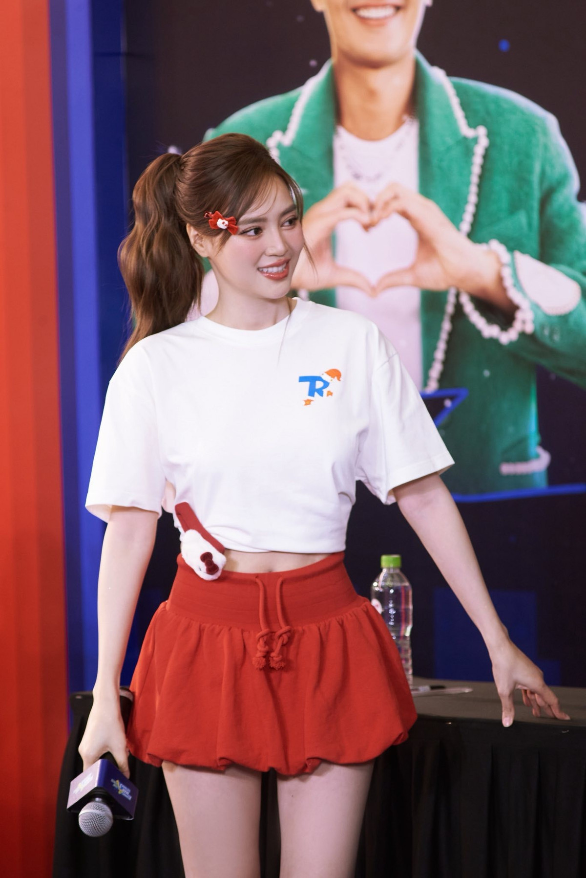 Ở tuổi 36, Ninh Dương Lan Ngọc vẫn giữ được làn da mịn màng, căng bóng, gương mặt hài hòa với các đường nét thanh tú. Nhan sắc của cô được nhận xét là sự kết hợp giữa nét ngọt ngào, trẻ trung và vẻ sắc sảo, quyến rũ. (Ảnh: FBNV)