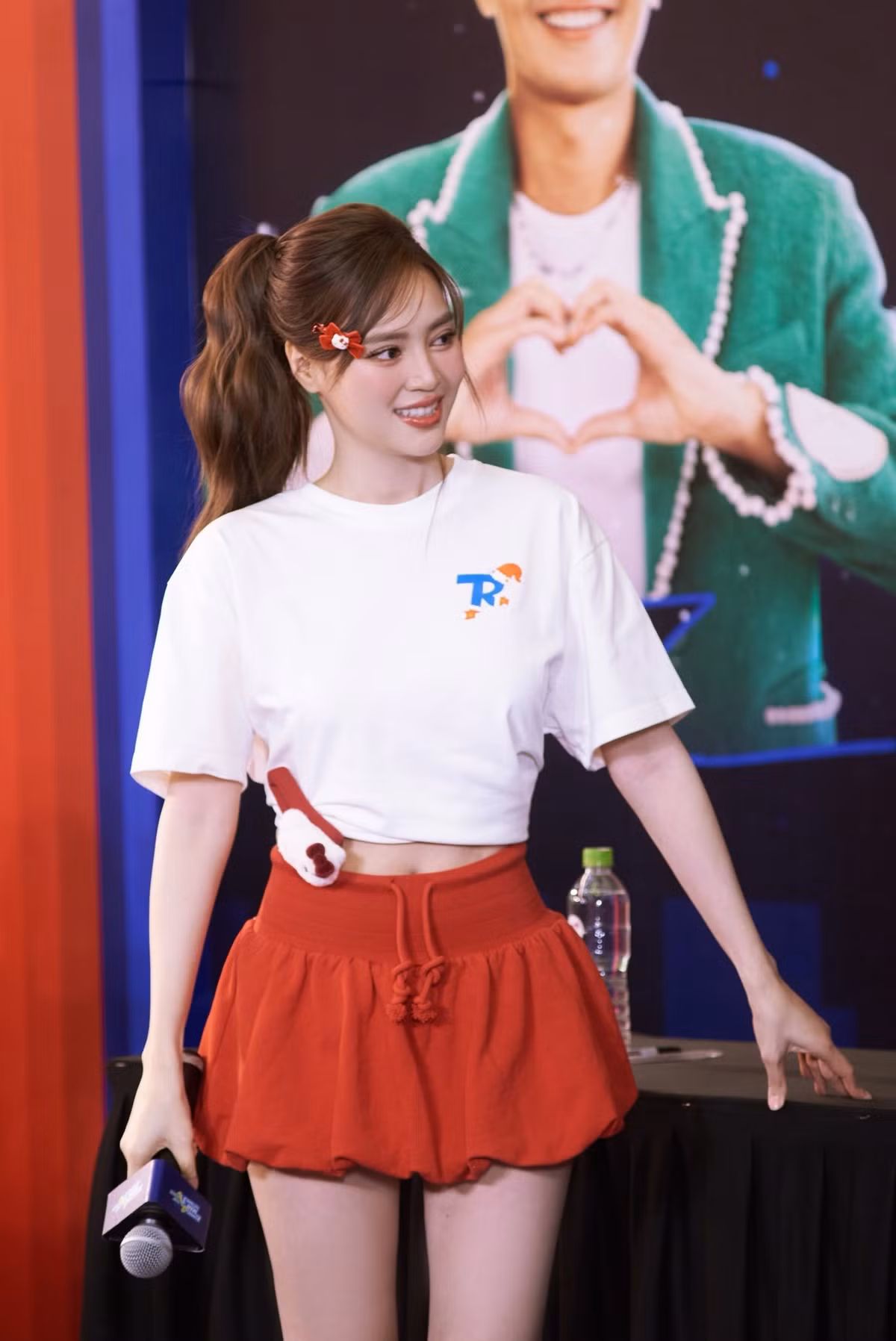 Ở tuổi 36, Ninh Dương Lan Ngọc vẫn giữ được làn da mịn màng, căng bóng, gương mặt hài hòa với các đường nét thanh tú. Nhan sắc của cô được nhận xét là sự kết hợp giữa nét ngọt ngào, trẻ trung và vẻ sắc sảo, quyến rũ. (Ảnh: FBNV)