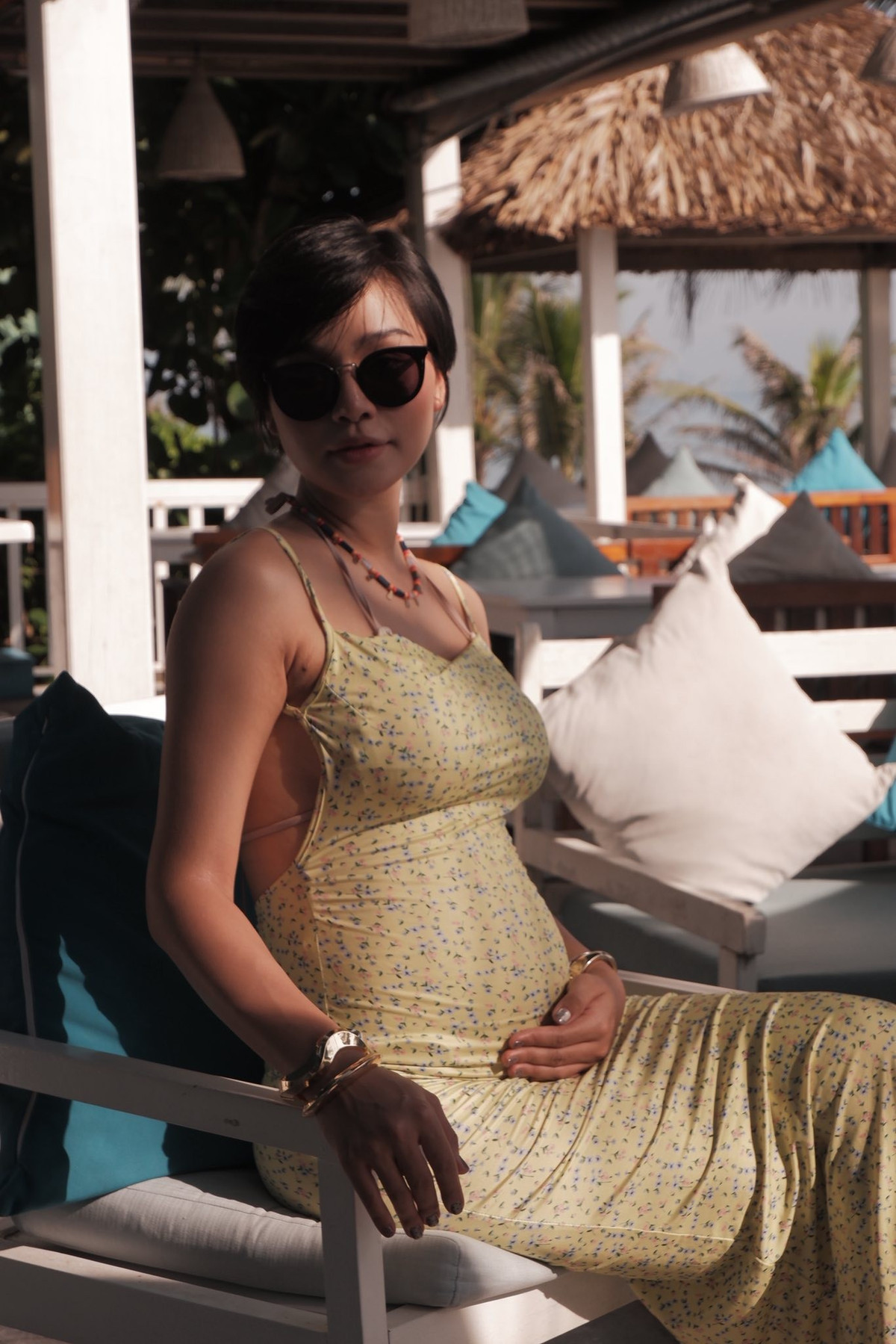 Cô chia sẻ: "Ráng đi chơi lưu giữ lại khoảnh khắc em bé ở trong bụng, mấy nữa em bé oe oe rồi là hết đi. 26 tuần của mẹ con Bamboo đây ạ". (Ảnh: IGNV)