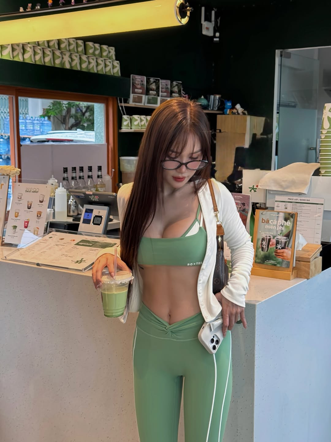 Thay vì bó buộc những bộ đồ tập trong không gian phòng gym, Sĩ Thanh đã khéo léo biến chúng thành một món đồ thời trang đời thường đầy tính ứng dụng. Phong cách Athleisure - diện đồ thể thao đi dạo phố hay cafe - đang được nữ ca sĩ lăng xê nhiệt tình, xóa bỏ ranh giới giữa sự thoải mái và vẻ ngoài thời thượng. (Ảnh: IGNV)