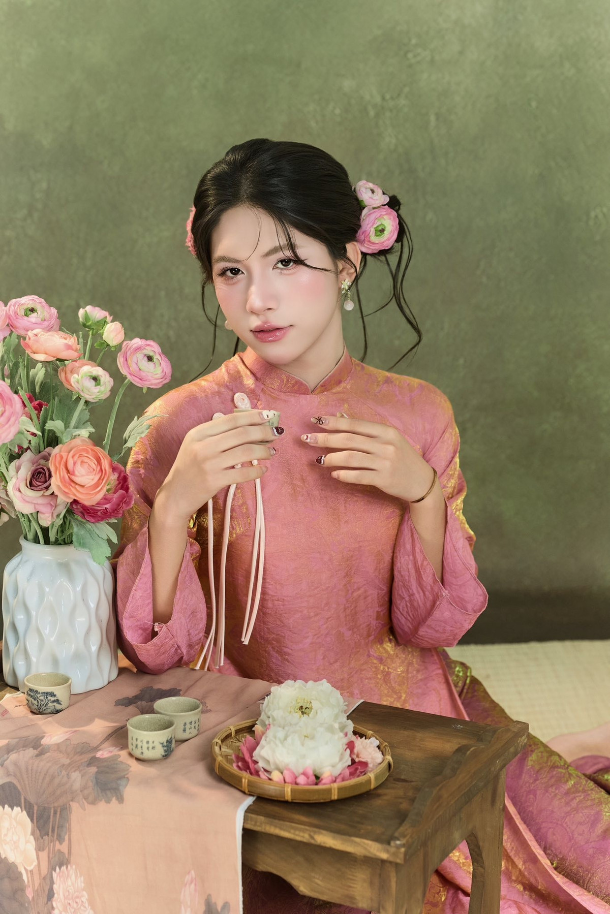 Được biết, trên hành trình tìm lại chính mình của Thanh Hà có sự đồng hành của gia đình và những người xung quanh: "Em biết ơn bố mẹ, những người đã đồng hành cùng em trong hành trình này. Nhờ có sự yêu thương và hỗ trợ của gia đình, em mới có thể mạnh mẽ như hôm nay." (Ảnh: FBNV)