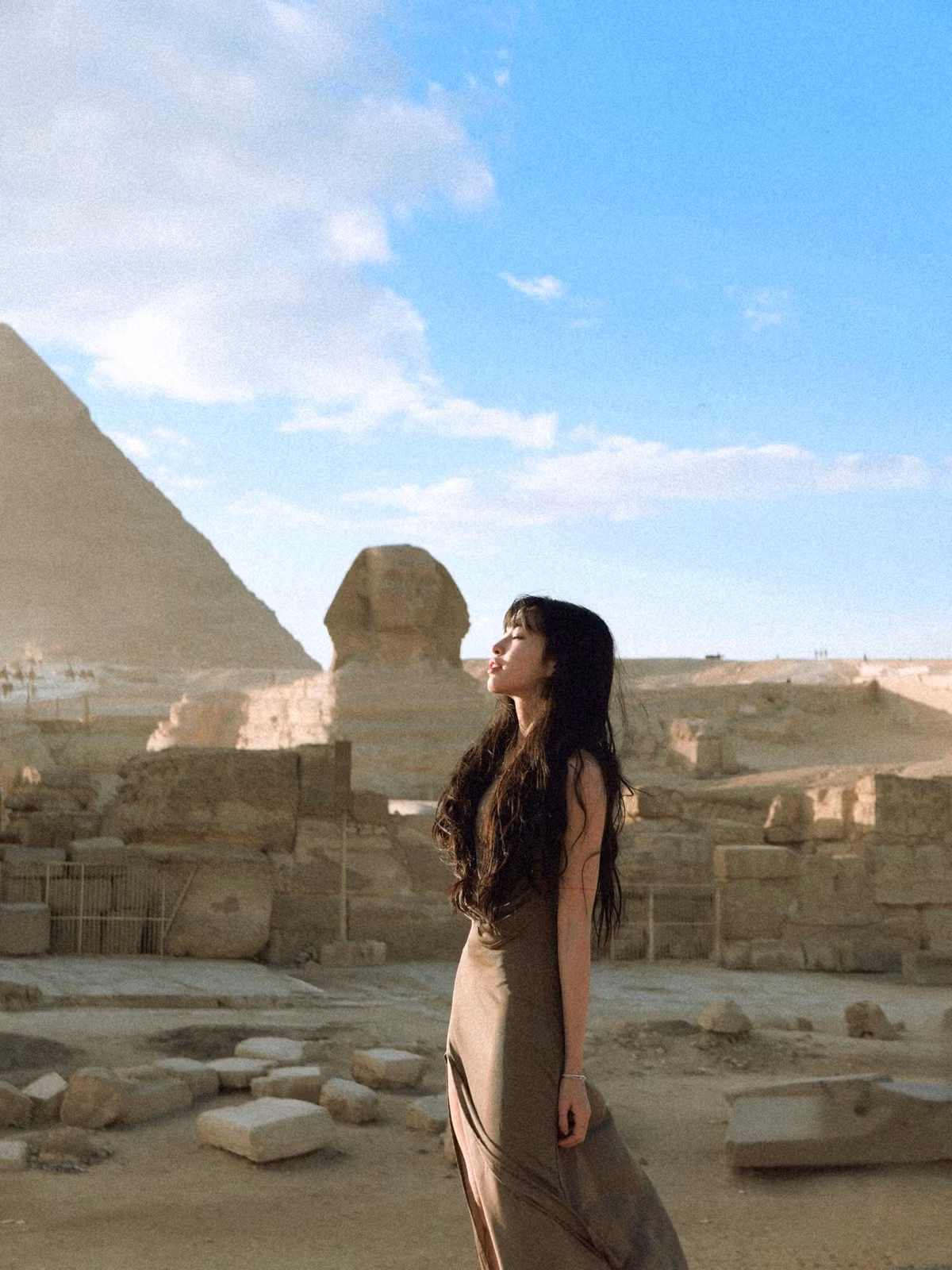 Chọn cho mình bộ trang phục tone màu rêu đất phong cách tối giản, cá tính với khăn trùm đầu, Khánh Vân trông như một mỹ nhân bước ra từ bộ phim điện ảnh bom tấn "Dune" (Hành tinh cát). (Ảnh: IGNV)