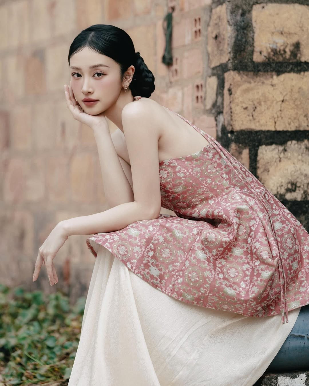 Lựa chọn kiểu tóc búi thấp rẽ ngôi giữa đặc trưng của phụ nữ truyền thống, Jun Vũ tôn vinh được đường nét gương mặt thanh tú, thanh tao. (Ảnh: IGNV)