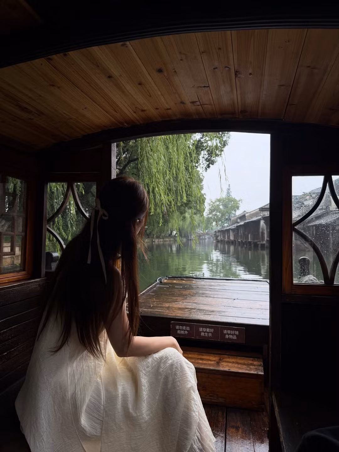 Thiết kế váy cổ yếm, khoe khéo bờ vai thon gọn, kết hợp cùng mái tóc được búi thấp hoặc buộc nửa đầu đơn giản, càng làm nổi bật nét dịu dàng, cổ điển của cô.