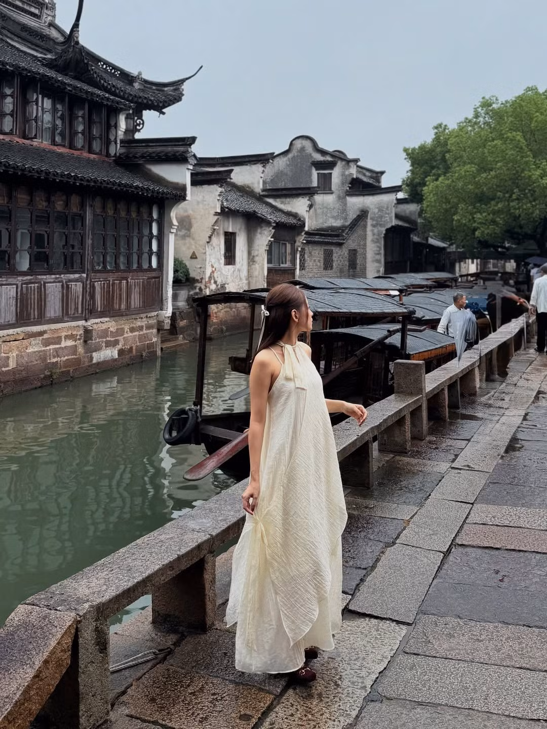 Cô nàng khéo léo tạo dáng dưới tán cây, bên những cây cột gỗ cổ kính, hay đứng trên cây cầu đá bắc qua sông.