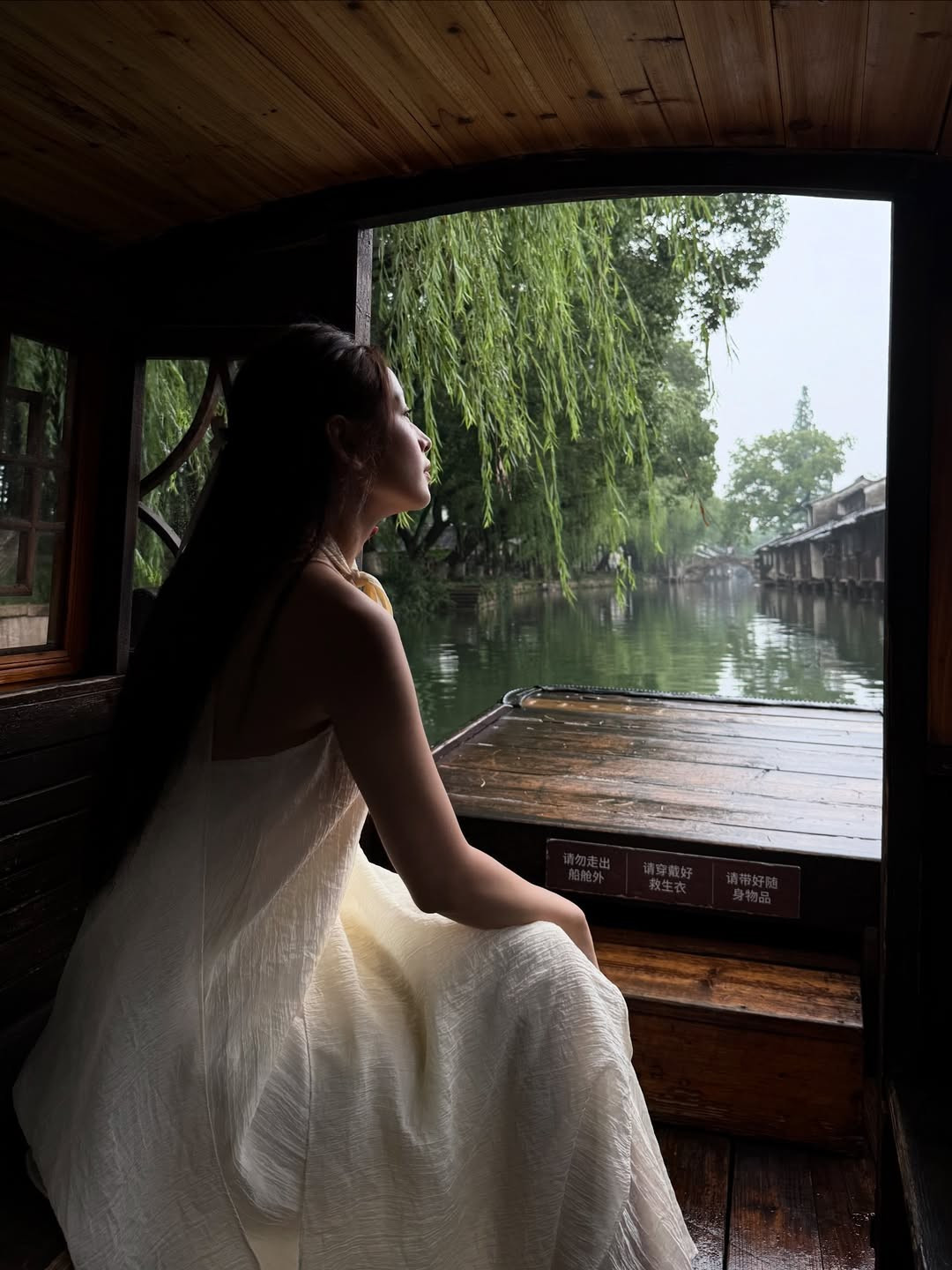Dù là khoảnh khắc trầm tư dưới màn mưa lất phất với chiếc ô đỏ nổi bật, hay ngắm nhìn xa xăm, Chi Pu đều toát lên vẻ đẹp u hoài, lãng mạn và đầy chất thơ.