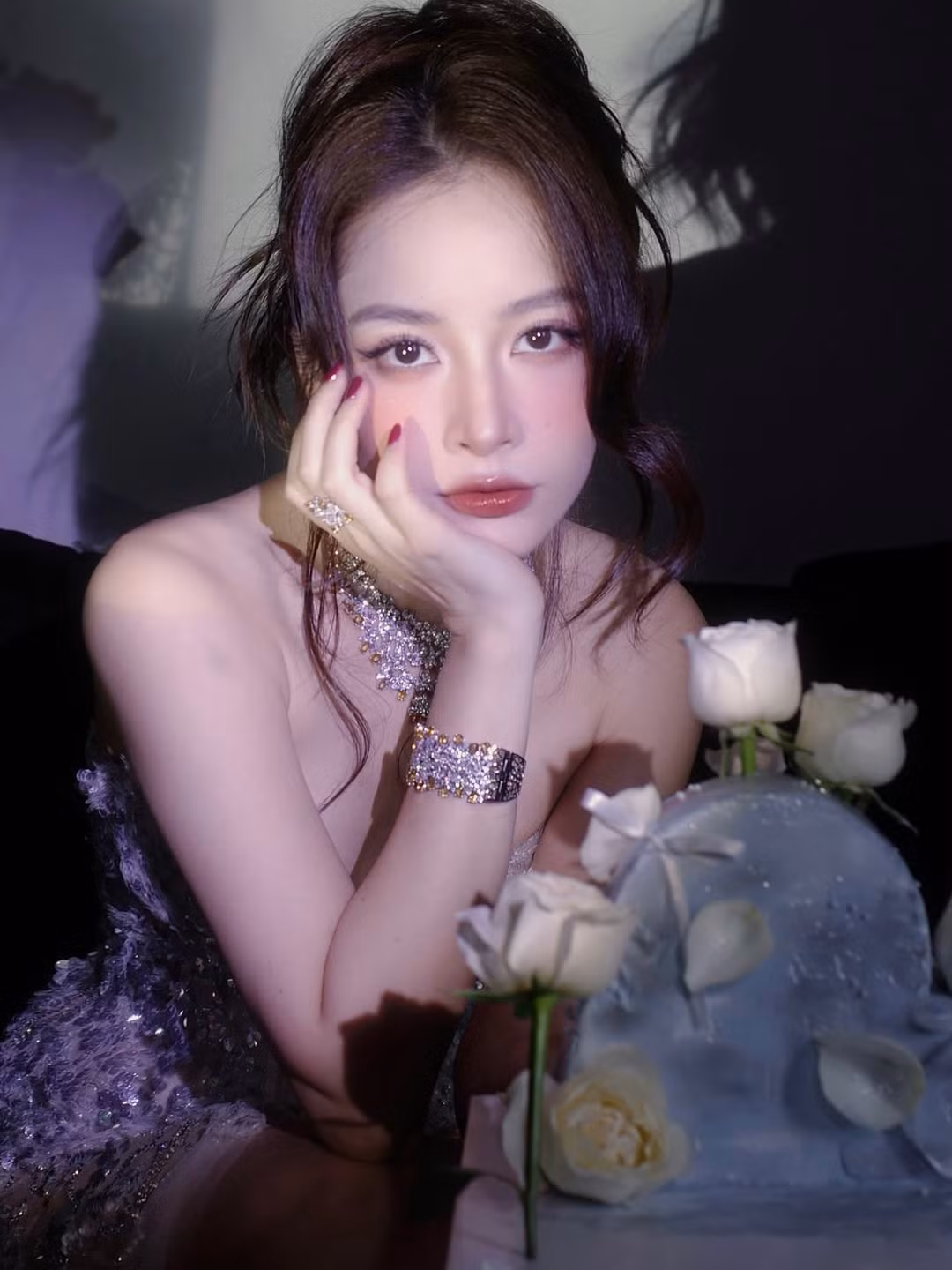 Loạt ảnh này nhanh chóng nhận được "cơn bão" lời khen từ cộng đồng mạng. Nhiều người bày tỏ sự ngưỡng mộ trước khả năng biến hóa đa dạng của Chi Pu, từ hình ảnh năng động, cá tính trên sân khấu đến vẻ đẹp mong manh, dịu dàng khi hóa thân thành nàng thơ cổ trấn.