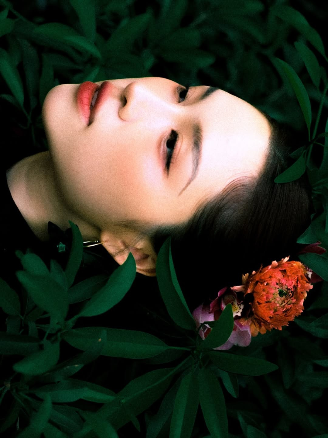 Mái tóc búi cao điểm xuyết những nhành hoa tươi (hoa lan, hoa cúc) càng làm tôn lên gương mặt thanh tú và thần thái sang trọng của nữ MC. (Ảnh: IGNV)