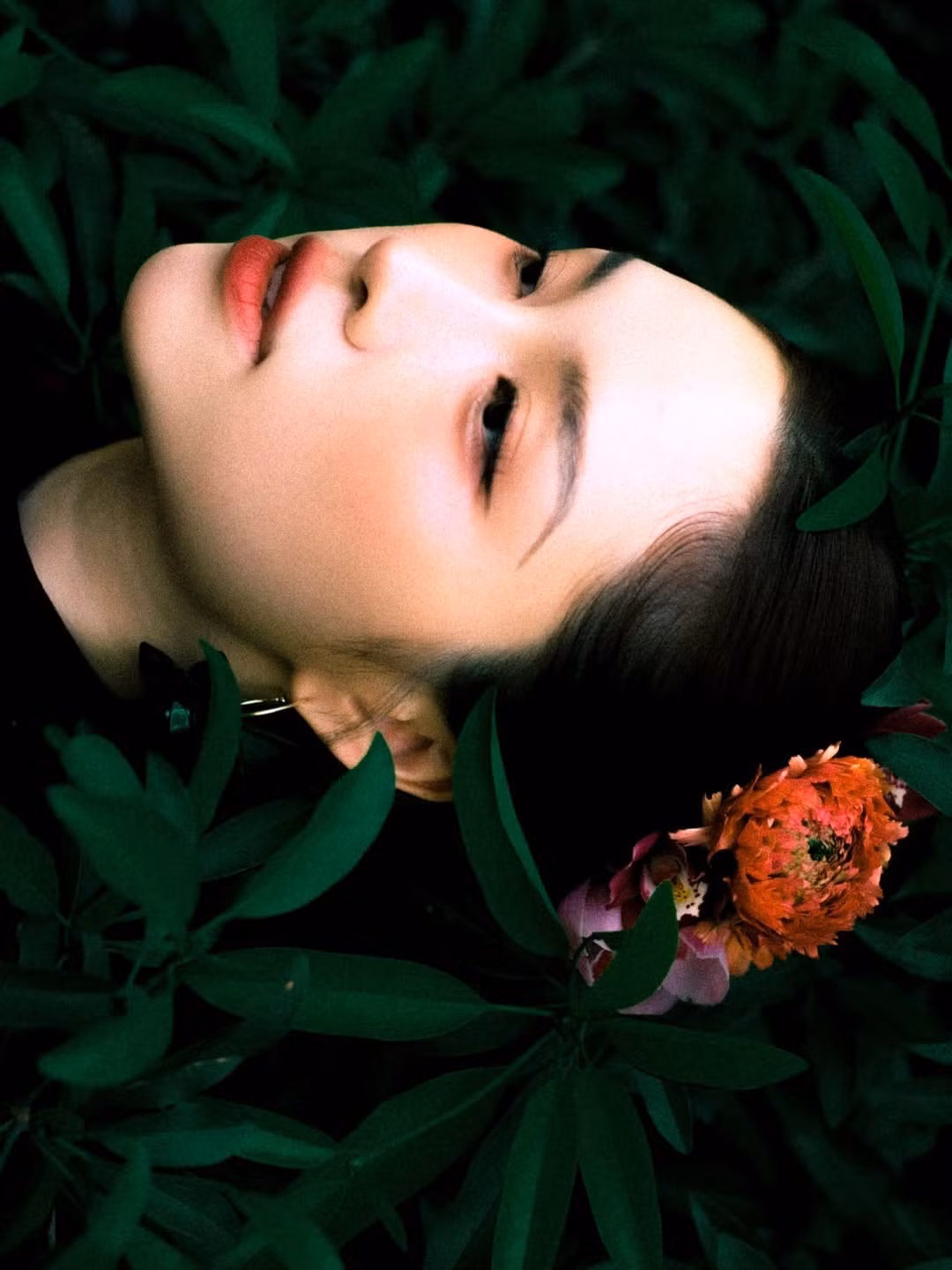 Mái tóc búi cao điểm xuyết những nhành hoa tươi (hoa lan, hoa cúc) càng làm tôn lên gương mặt thanh tú và thần thái sang trọng của nữ MC. (Ảnh: IGNV)