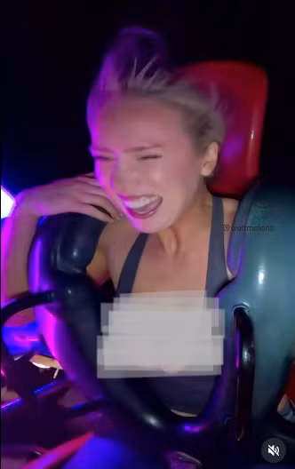 Video được đăng tải đã thu về nhiều ý kiến trái chiều, nhiều người cho rằng cô nàng đã cố tình diện trang phục không phù hợp khi đi chơi 1 trò cảm giác mạnh, một số khác bày tỏ cô gái đăng tải video với mục đích gây chú ý. (Ảnh: IGNV)