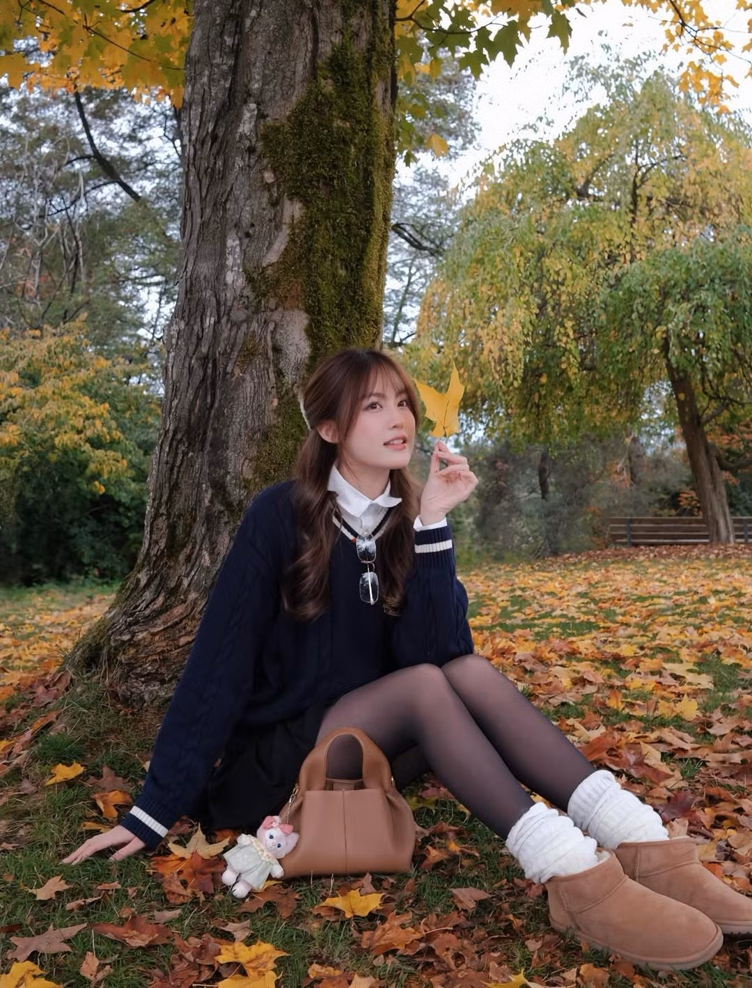 Chiếc nơ ren trắng xinh xắn trên tóc cùng chiếc túi xách tay nhỏ xinh màu da bò càng làm tăng thêm vẻ ngoài dịu dàng, đúng chuẩn nàng thơ. (Ảnh: IGNV)