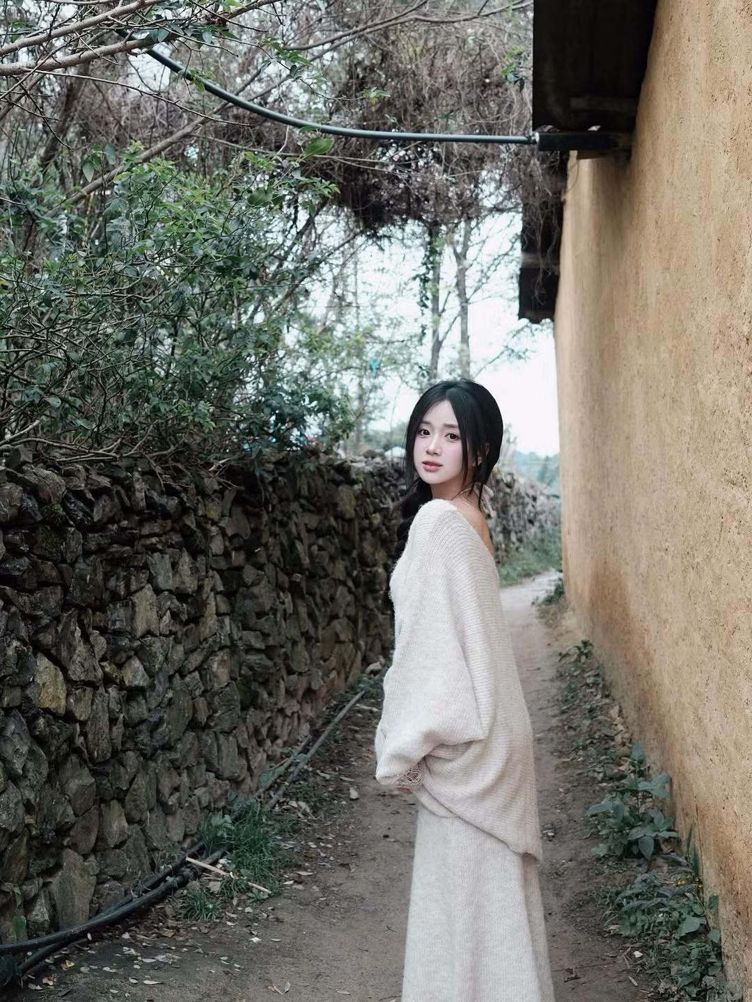 Với mái tóc đen tết lệch đơn giản, cùng lối trang điểm nhẹ nhàng, trong trẻo, hot girl sinh năm 1998 mang đến một "giao diện" đúng chuẩn "búp bê". Thần thái e ấp, ánh mắt mơ màng của cô càng làm tăng thêm chất thơ cho khung cảnh. (Ảnh: IGNV)