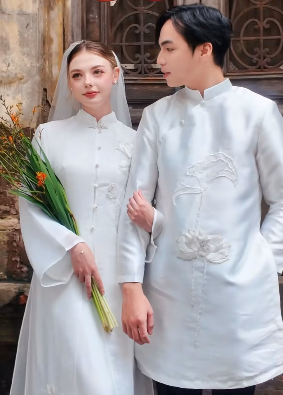 Thời gian đầu, rào cản ngôn ngữ là thử thách không nhỏ. Niên chưa thật sự thành thạo tiếng Nga, còn Katia cũng chưa giỏi tiếng Việt. Tuy nhiên, họ đã tìm được "cầu nối" chung: tiếng Anh. Cặp đôi dùng tiếng Anh để giao tiếp, đồng thời kiên nhẫn hỗ trợ nhau học ngôn ngữ của đối phương. (Ảnh: Trieu Cuong Studio)