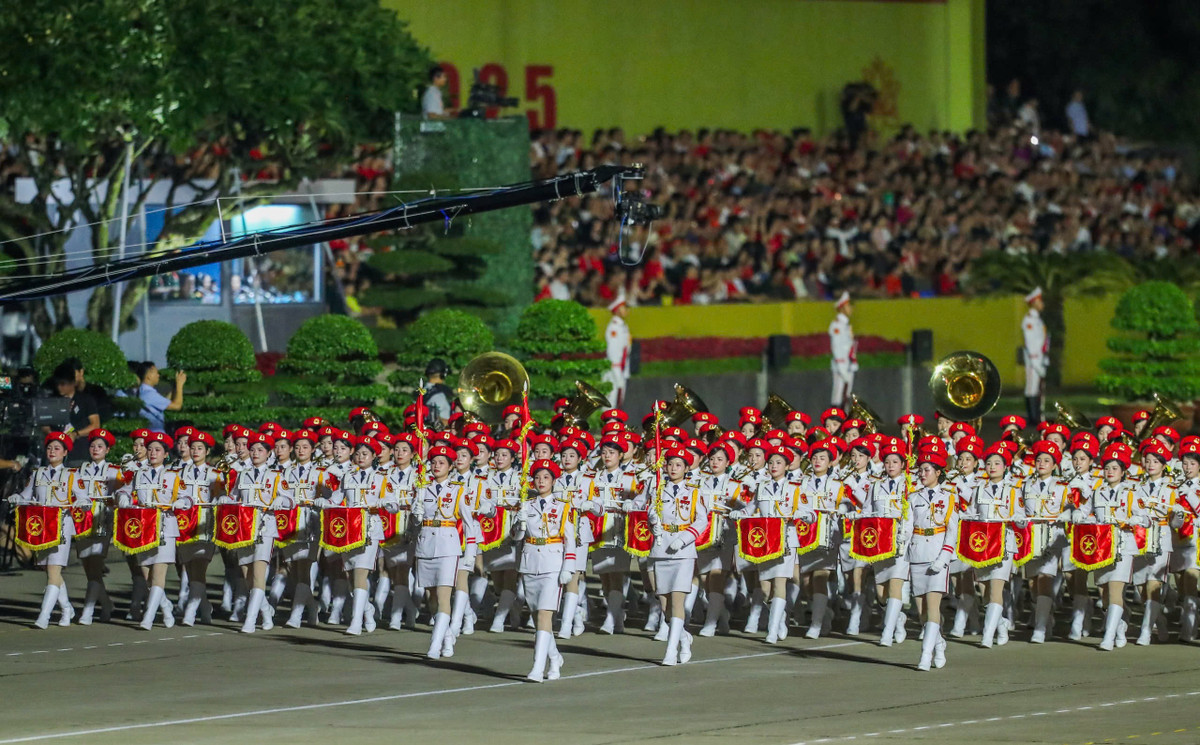 Khối nữ quân nhạc thường được ưu ái gọi là "khối hoa hậu", xuất hiện nổi bật với trang phục màu trắng, mũ đỏ. Phía sau những bước chân tưởng chừng nhẹ nhàng là sự tập luyện vất vả, các chiến sĩ mang trống, kèn nặng 10-19 kg phải nỗ lực hơn nhiều để giữ bước đi đúng nhịp.