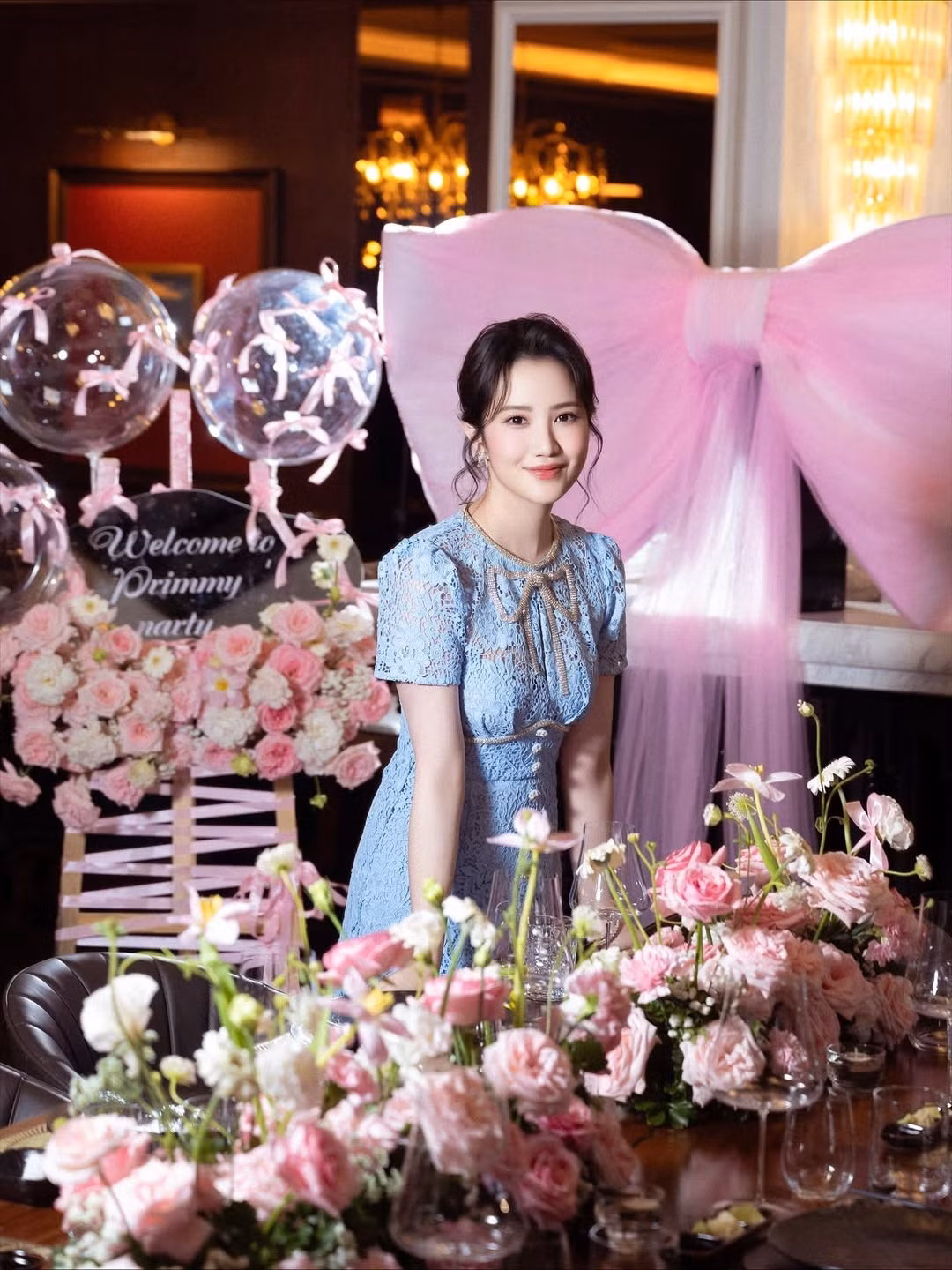 Phu nhân Tổng giám đốc Saigon Square hãnh diện khoe: “Cảm ơn ba Kyle &amp; Tiffany đã chuẩn bị buổi tiệc này cho vợ, chứ với tính của tui là sẽ ở nhà nằm coi film lười ra đường rồi á. May là chồng còn tổ chức nên mới có tiệc sinh nhật.”