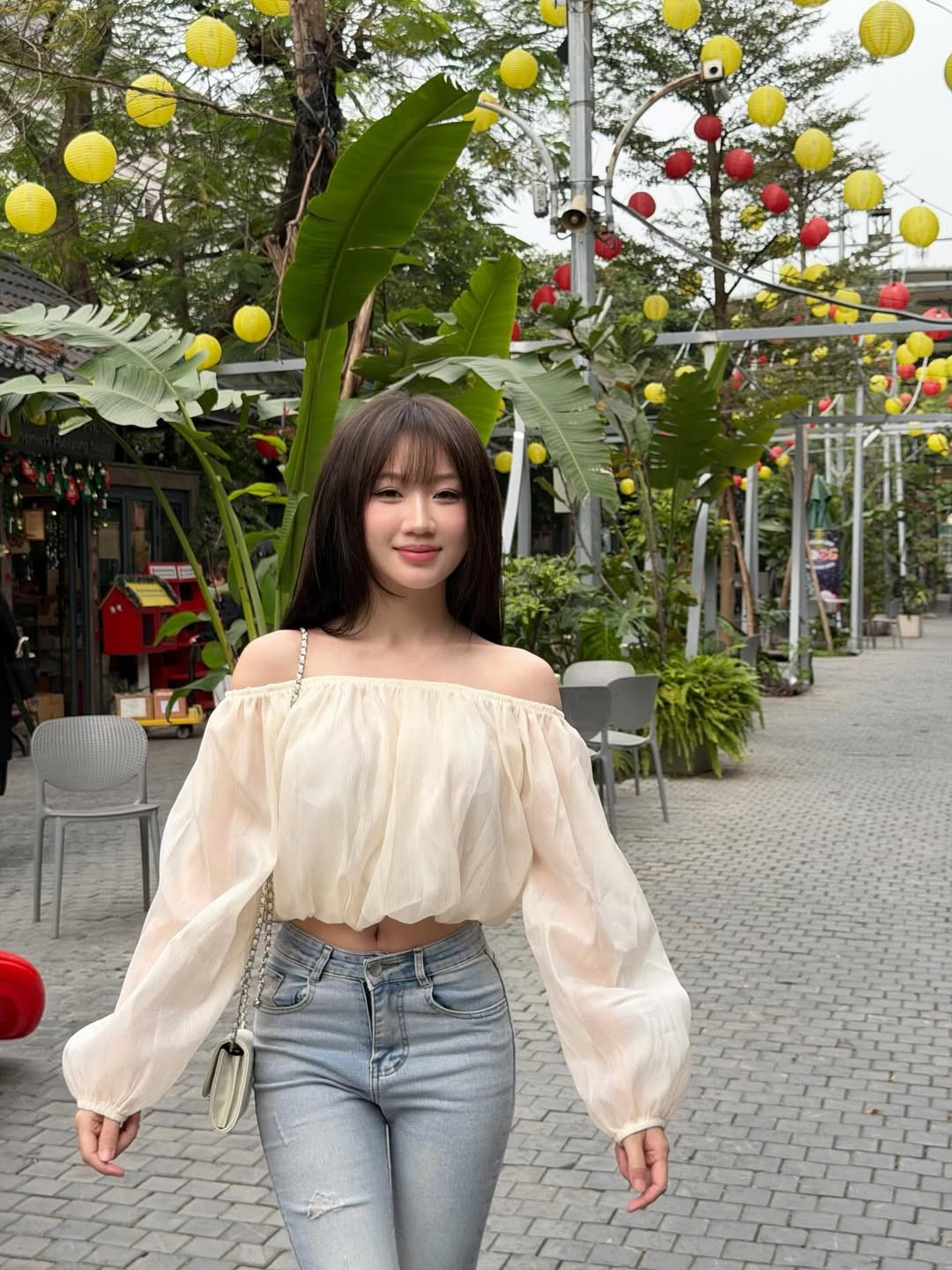 Không cần những bộ cánh cầu kỳ trên sàn diễn, Hoàng Lan Anh trong những khoảnh khắc đời thường vẫn đủ sức "đốn tim" người đối diện. (Ảnh IGNV)