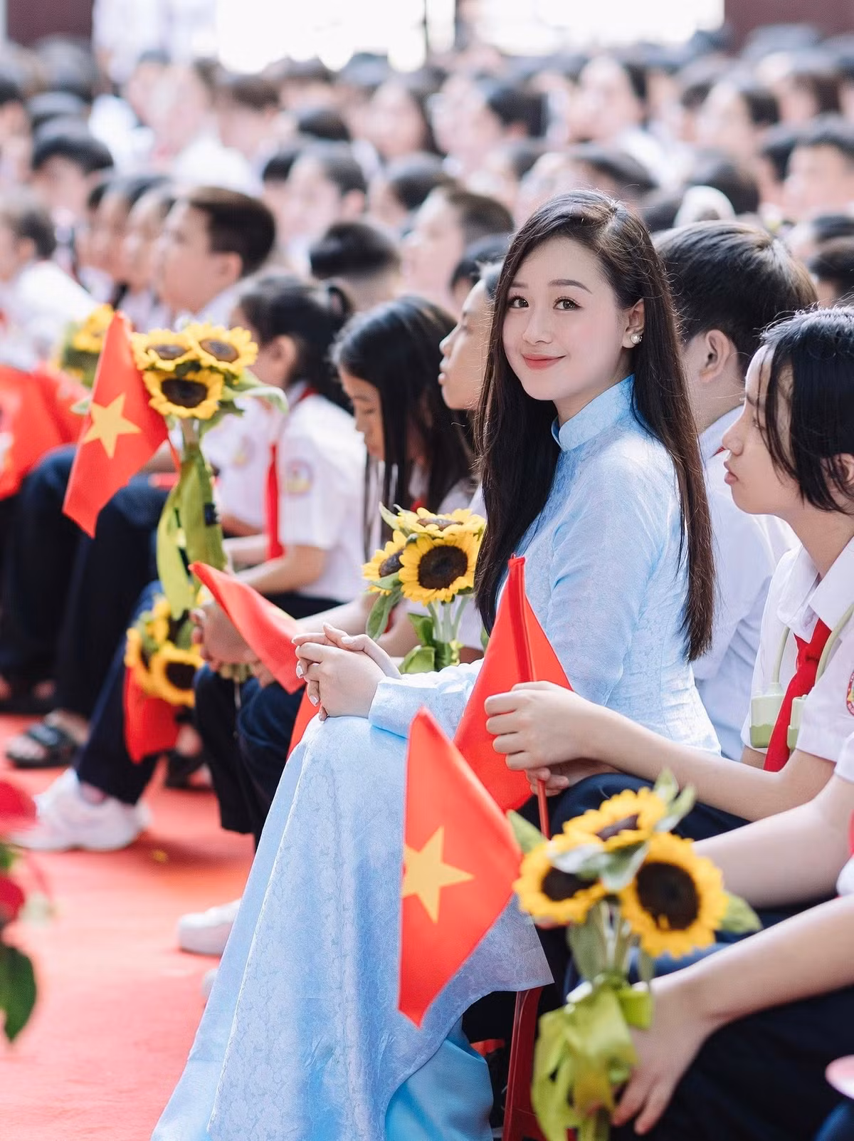 Mùa khai giảng năm học 2025-2026 một lần nữa chứng kiến sự xuất hiện rạng rỡ của cô giáo Nguyễn Mỹ Linh - gương mặt đã từng gây ấn tượng mạnh mẽ trong mùa khai giảng năm 2023. Năm nay, cô nàng tiếp tục khiến cộng đồng mạng phải xuýt xoa với vẻ đẹp dịu dàng, thanh thoát khi tà áo dài truyền thống. (Ảnh: FBNV)