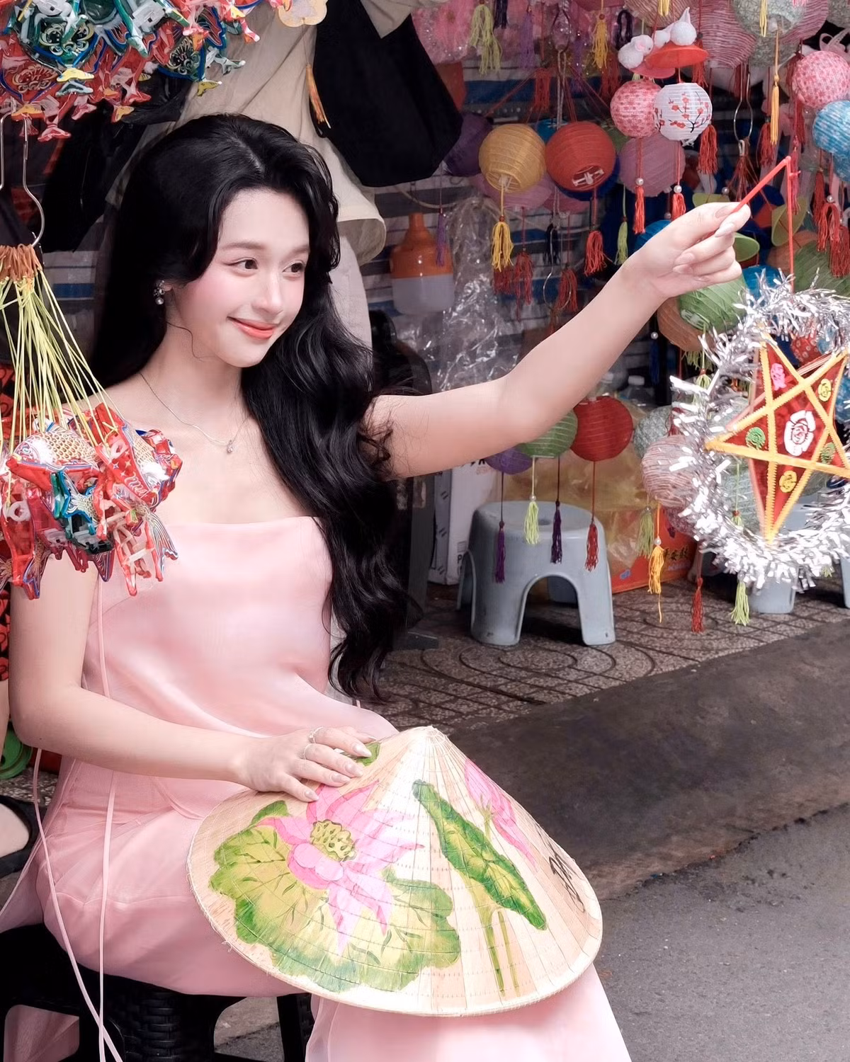 Karty Chang lựa chọn một chiếc váy với phom suông, chất liệu tơ lụa mỏng nhẹ tinh tế, màu hồng phấn ngọt ngào. (Ảnh: FBNV)