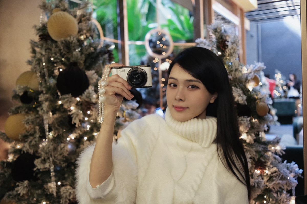 Bộ ảnh Giáng sinh này như một món quà ý nghĩa mà cả hai dành tặng cho những người luôn ủng hộ và yêu mến mình. (Ảnh: FBNV)