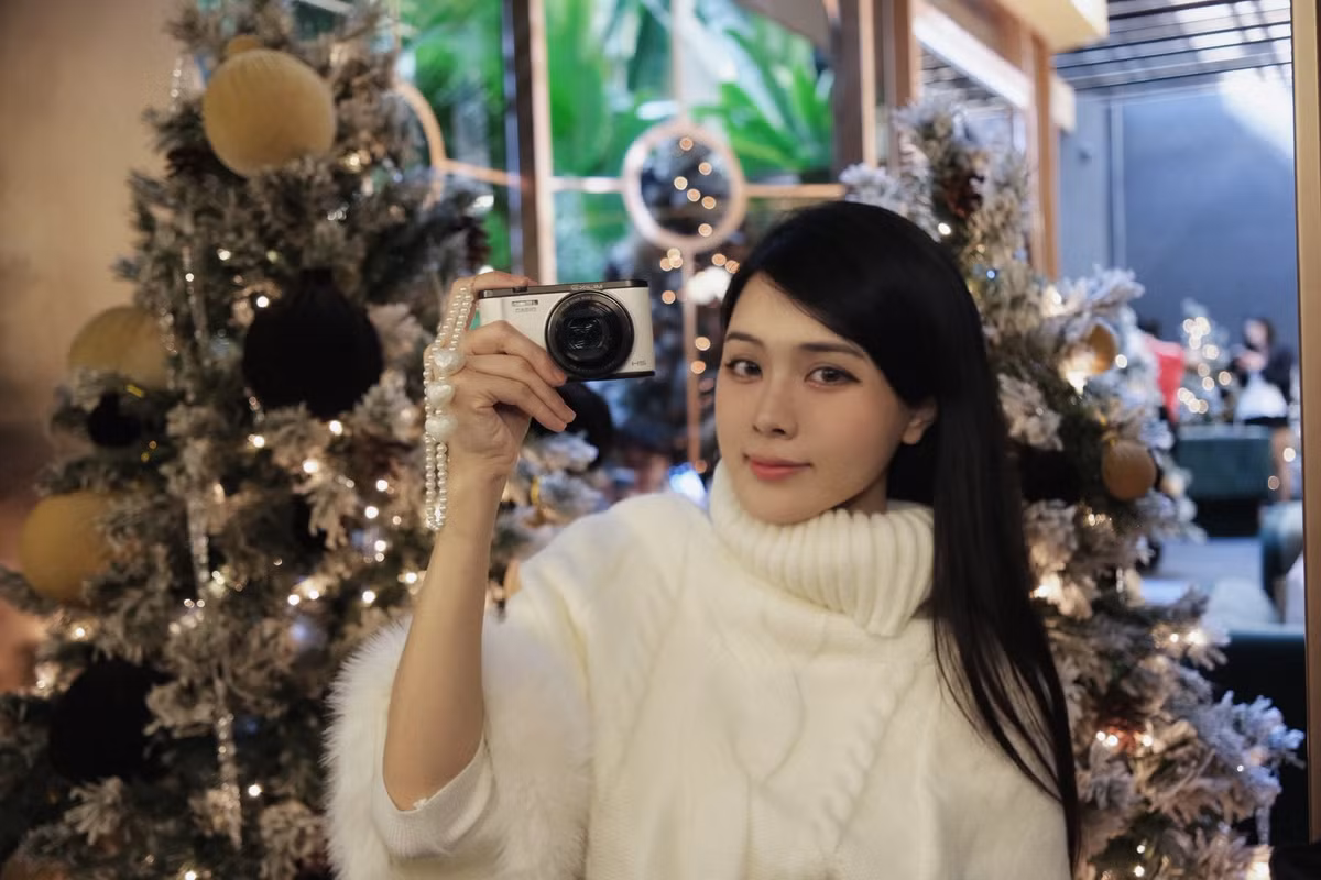 Bộ ảnh Giáng sinh này như một món quà ý nghĩa mà cả hai dành tặng cho những người luôn ủng hộ và yêu mến mình. (Ảnh: FBNV)