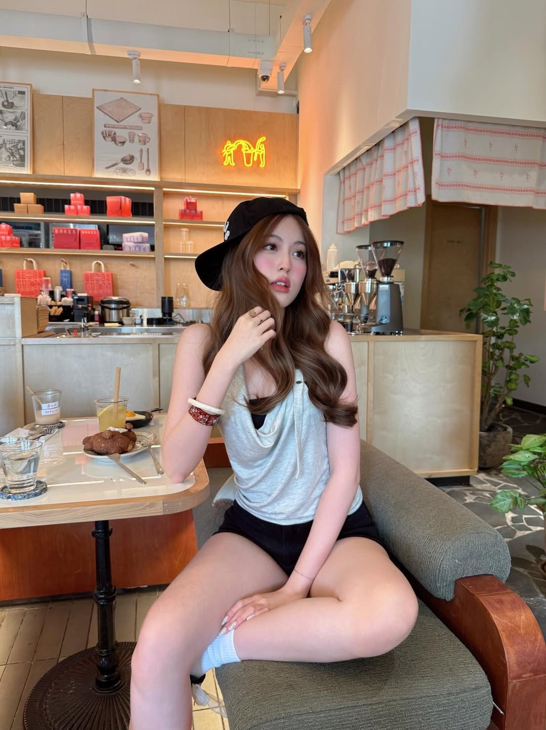 Thay vì những chiếc váy hoa nhí hay đầm xòe điệu đà thường thấy, Tăng Mỹ Hàn chọn cho mình một set đồ tối giản nhưng cực kỳ tôn dáng với chiếc áo với phần cổ yếm layer. Sự kết hợp giữa áo hai dây đen bên trong và áo dệt kim cổ đổ màu xám bên ngoài tạo nên một tổng thể vừa kín đáo vừa gợi cảm. (Ảnh: IGNV)