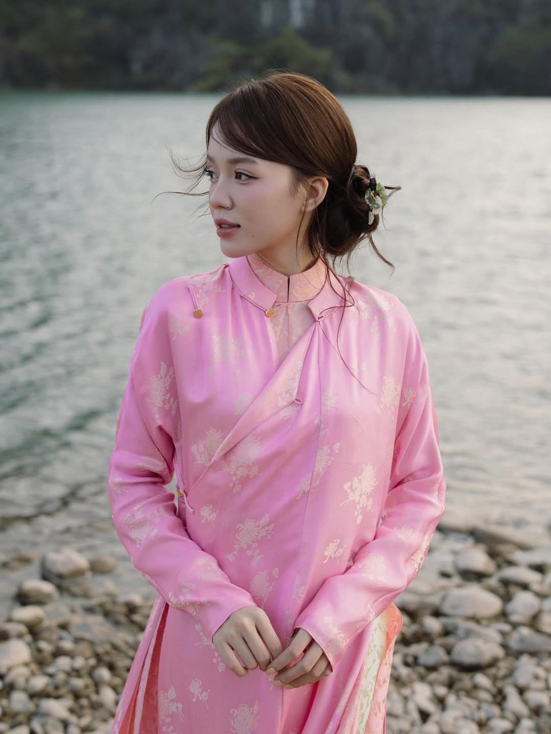 Những góc chụp cận mặt còn khoe trọn đường nét thanh tú và ánh mắt biết nói của cô nàng, khiến người xem khó lòng rời mắt. (Ảnh: IGNV)