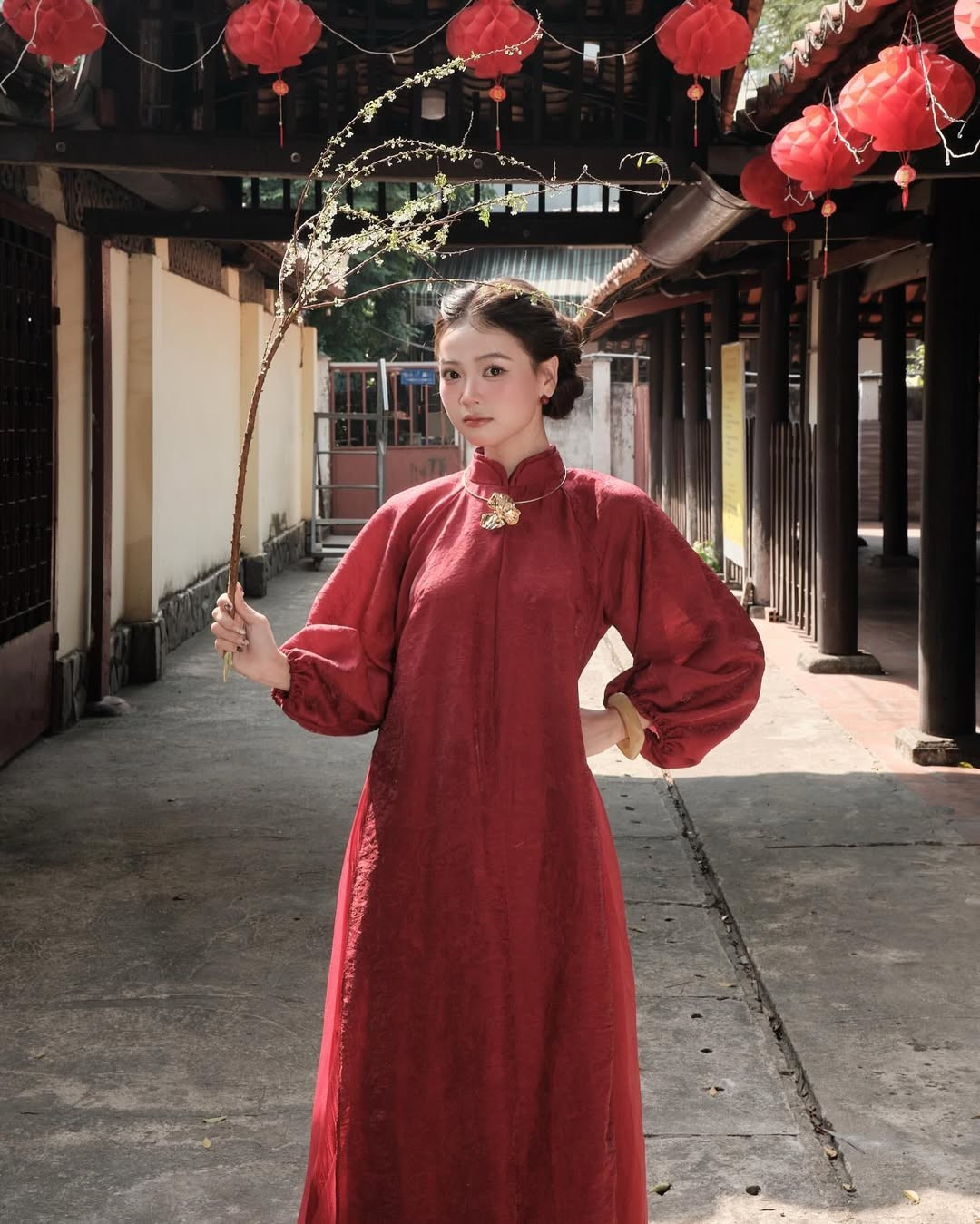 Điểm nhấn nằm ở phần ống tay được may phồng, bo gấu, tạo cảm giác như những chiếc váy hiện đại. Màu đỏ nhung hoặc lụa đỏ không chỉ mang lại may mắn cho năm mới mà còn giúp người mặc trông tràn đầy năng lượng. (Ảnh: IG @thuythng__)