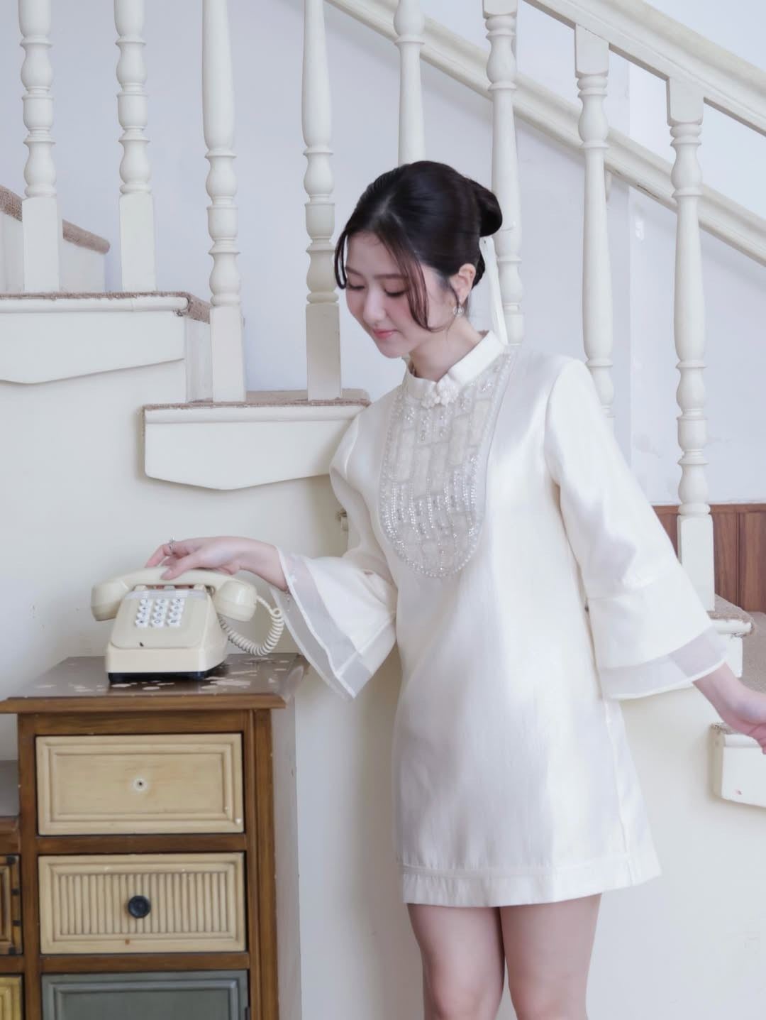 Điểm nhấn rực rỡ nhất nằm ở phần ngực áo với mảng họa tiết được đính kết thủ công bằng hạt bệt và pha lê lấp lánh. Những đường nét uốn lượn tỉ mỉ tạo nên một chiếc "vòng cổ" tự nhiên, tôn lên vẻ cao sang cho người mặc. (Ảnh: IGNV)