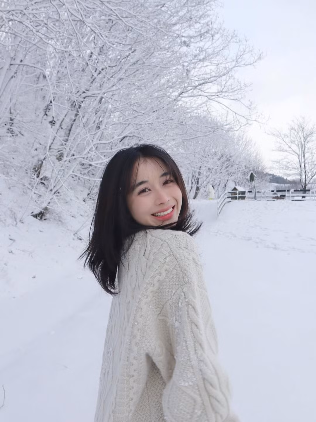 Từ hình ảnh nữ sinh ngọt ngào đến cô nàng sành điệu, hiện đại, Diệu Anh luôn biết cách làm mới mình để giữ chân người hâm mộ. (Ảnh: IGNV)