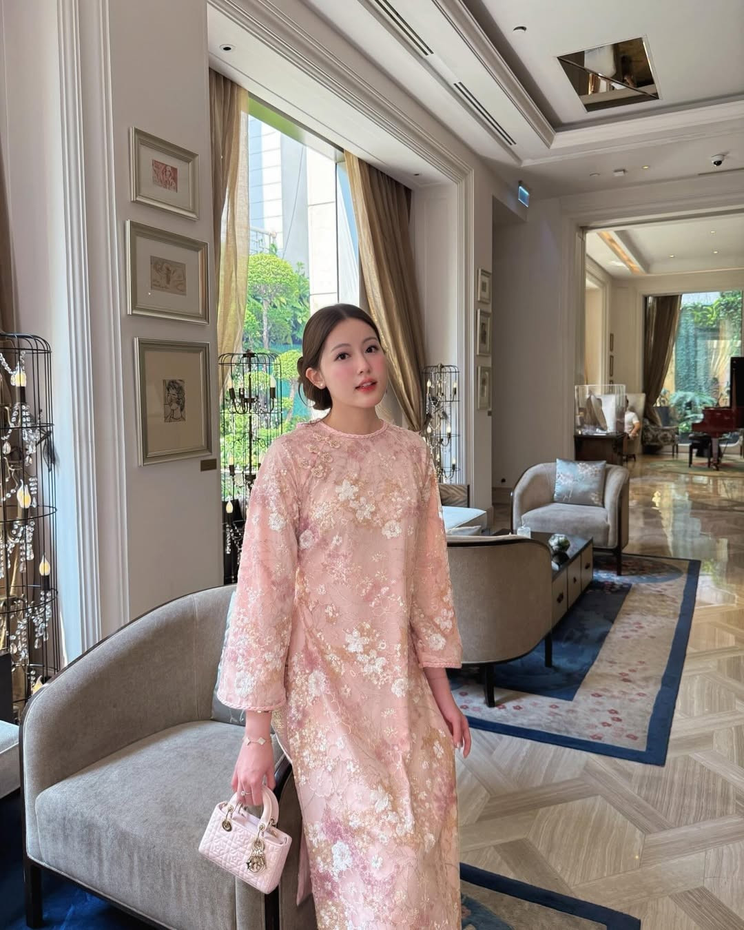 Được biết đến là một hot girl sở hữu phong cách thời trang ấn tượng, đường đua áo dài Tết năm nay như bùng nổ hơn bao giờ hết khi Tăng Mỹ Hàn chính thức đăng bộ ảnh mới. (Ảnh: IGNV)