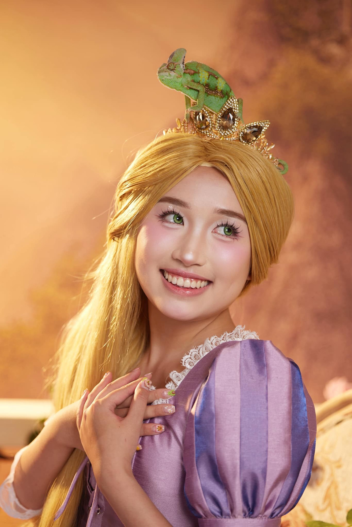 Cô nàng còn tái hiện một cách đáng yêu những khoảnh khắc nổi tiếng của Rapunzel như cầm chảo thần và tương tác cùng chú tắc kè cưng Pascal. (Ảnh: Jenny Huynh)