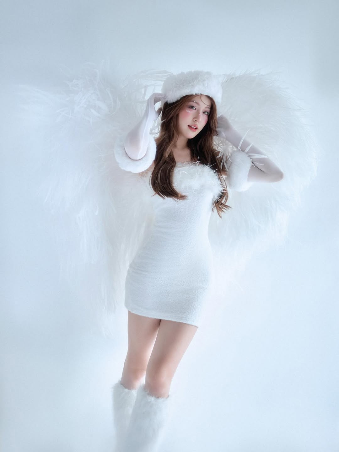 Điểm nhấn của bộ trang phục chính là chiếc mũ lông trắng muốt - món phụ kiện đang cực kỳ "hot" trong mùa đông năm nay. Sự kết hợp giữa tất ren trắng và găng tay mỏng manh càng làm tôn lên vẻ đẹp mảnh mai, chuẩn phong cách "it girl" của cô nàng sinh năm 2003. (Ảnh: IGNV)