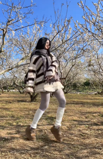 Sau một thời gian dài im hơi lặng tiếng, Tiktoker Quỳnh Bei đã chính thức quay trở lại với một video nhảy trên nền nhạc bản phối "Rừng Mơ Remix".