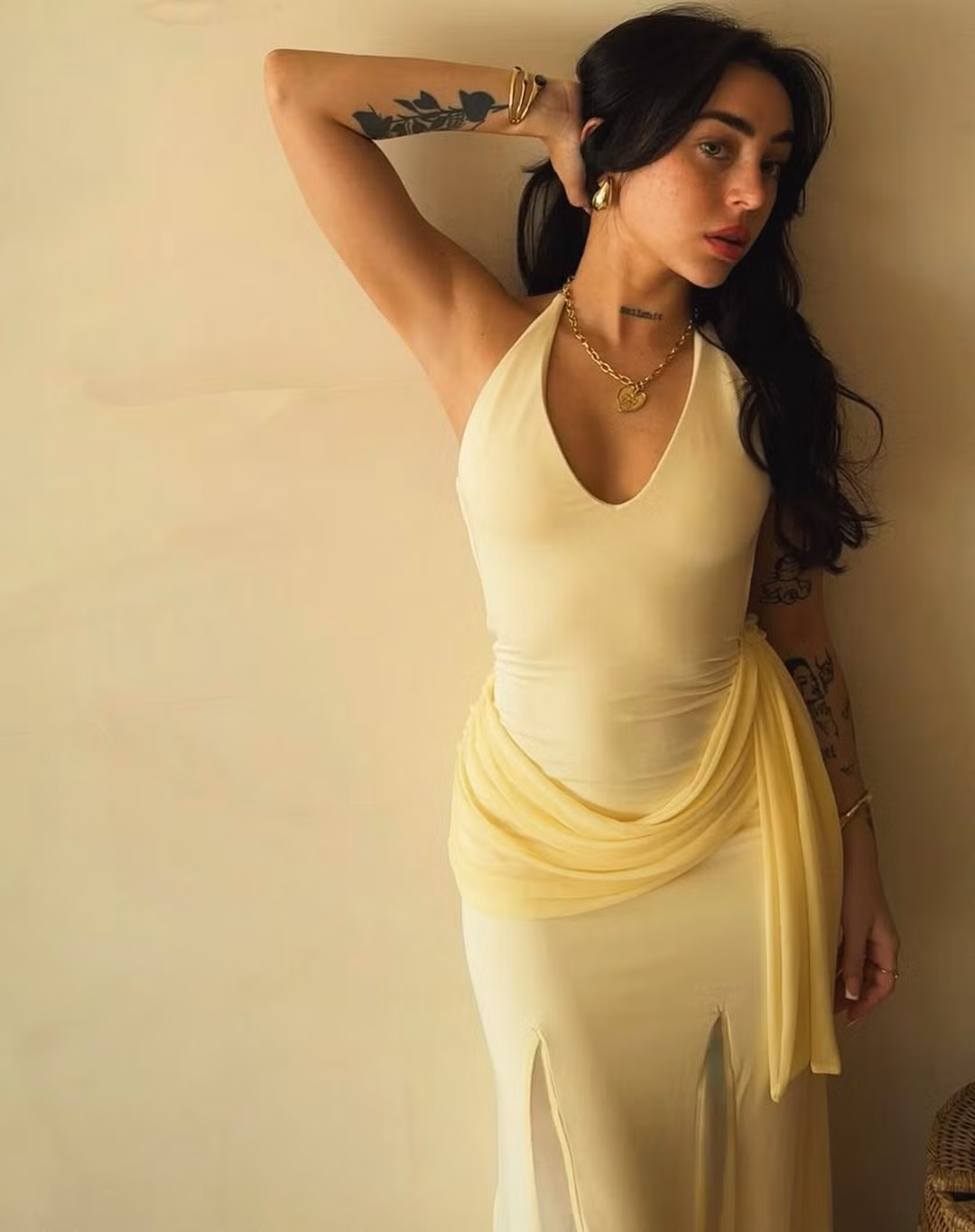 Cô nàng theo đuổi phong cách thời trang cá tính và nóng bỏng. Nữ rapper thường lựa chọn những thiết kế ôm sát hay cắt xẻ táo bạo.