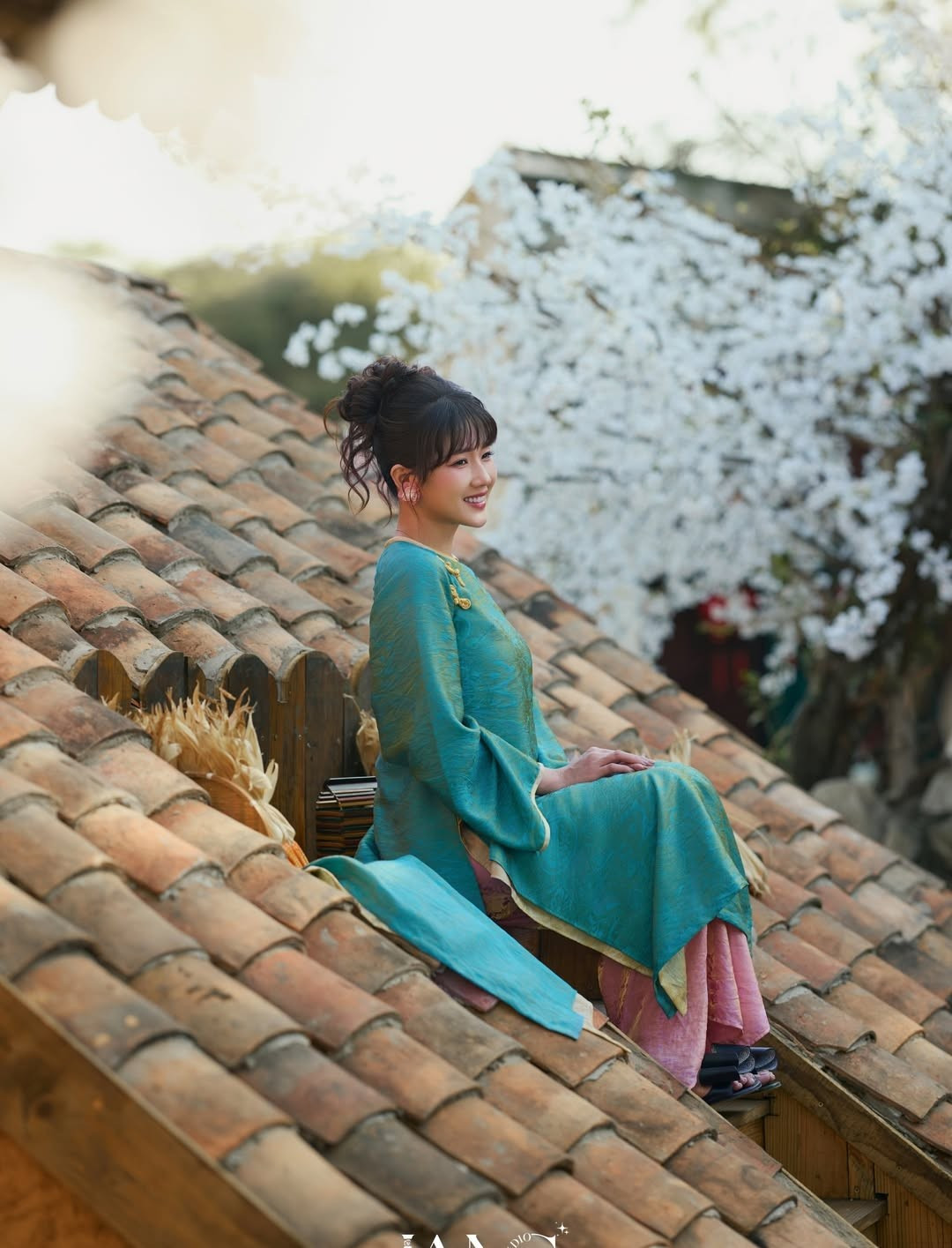 Sự phối hợp màu sắc này không chỉ mang lại vẻ ngoài thanh lịch, quý phái mà còn làm tôn lên làn da trắng ngần của nàng hot girl. (Ảnh: IGNV)